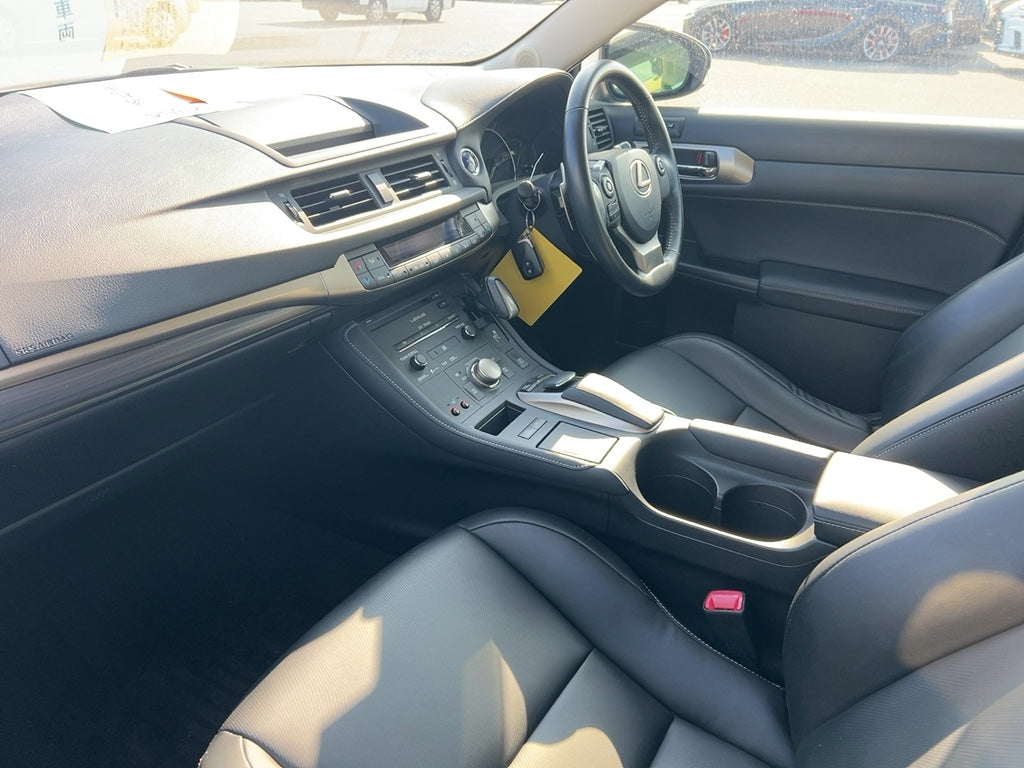 2015 Lexus CT200h | Hybrid | Automatic | 155,000km | Pearl White