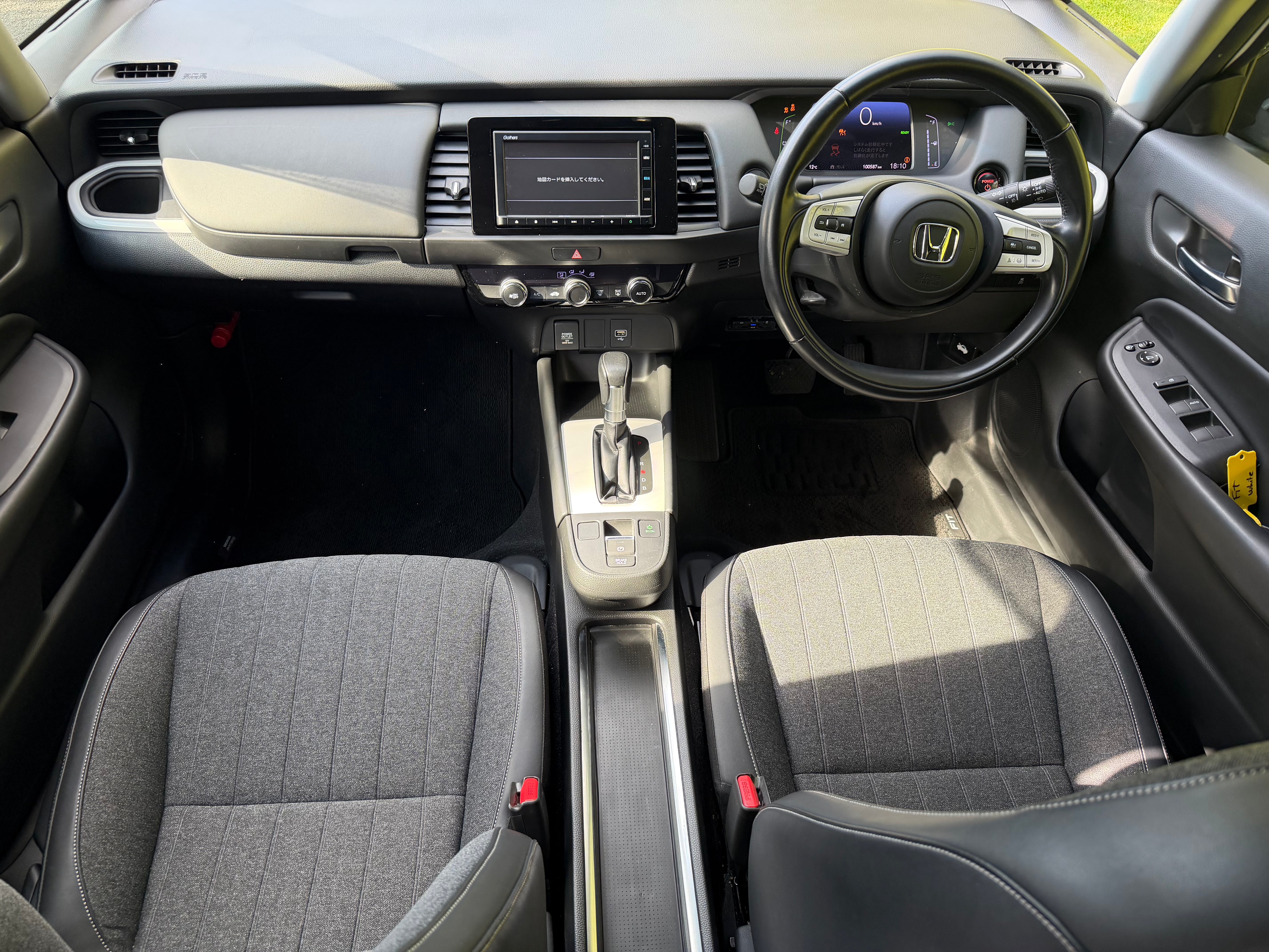 2020 Honda Fit 1.5 Hybrid – White- Half Leather €11,950