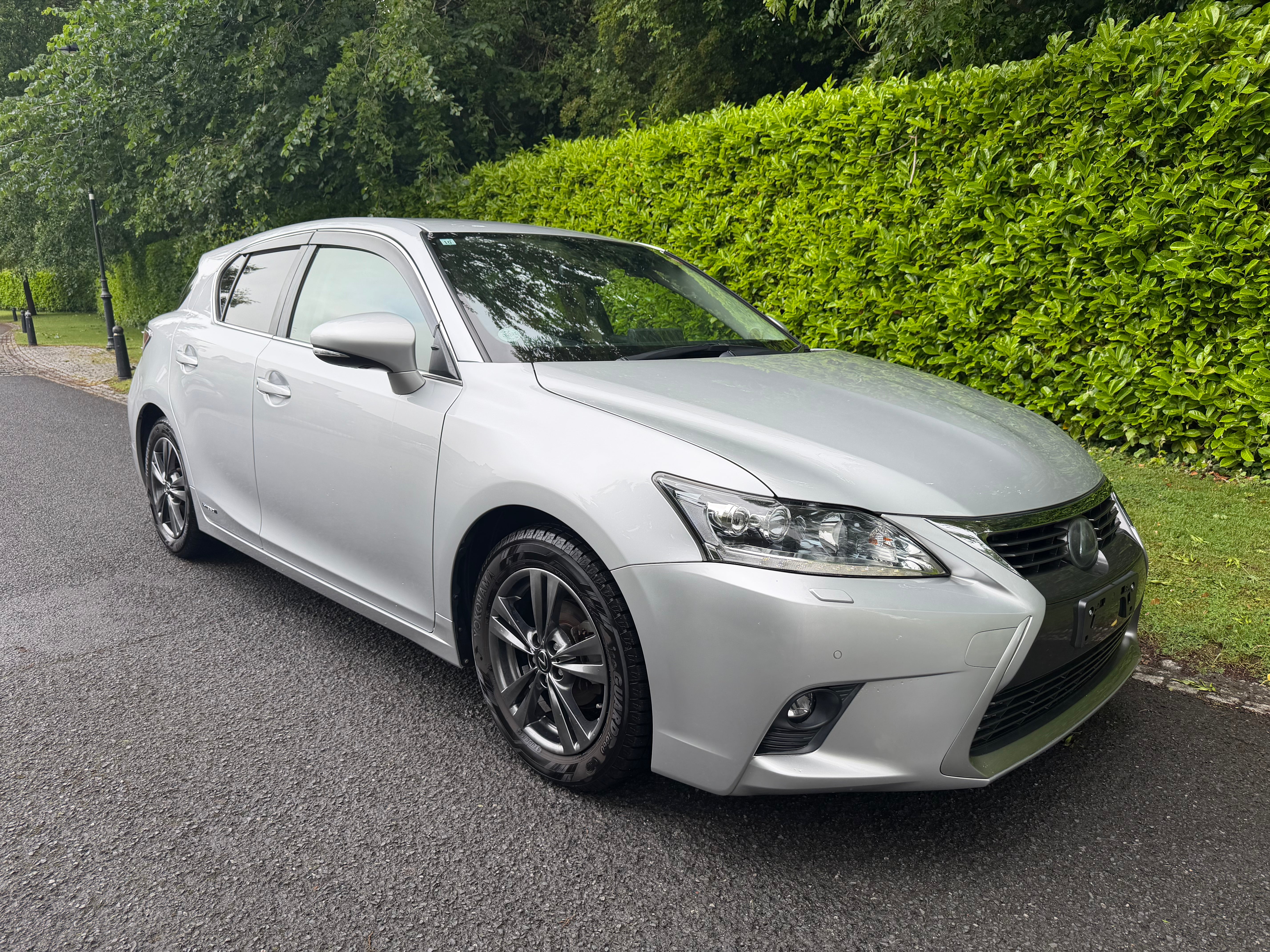 2015 Lexus CT200h Version C – Silver with Red Interior – €14,950