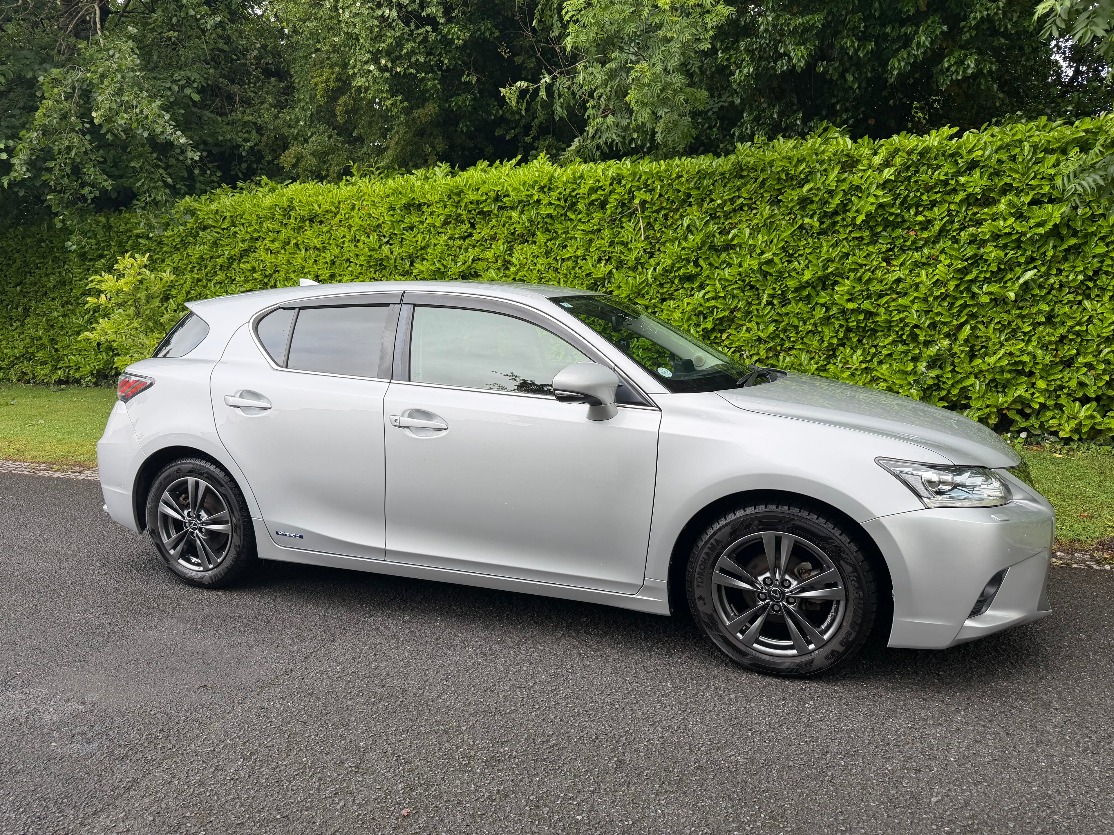 2015 Lexus CT200h Version C – Silver with Red Interior – €14,950