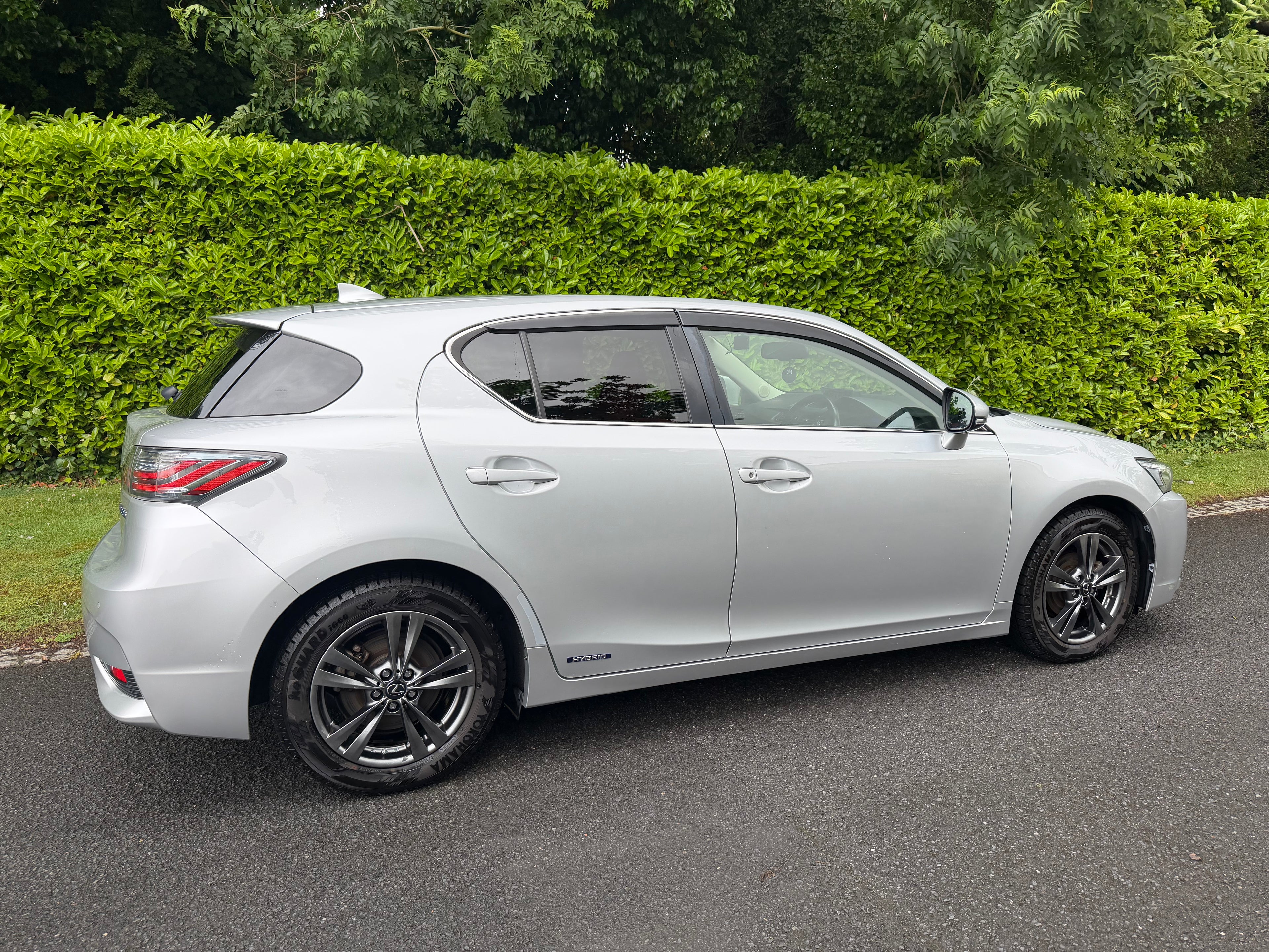 2015 Lexus CT200h Version C – Silver with Red Interior – €14,950