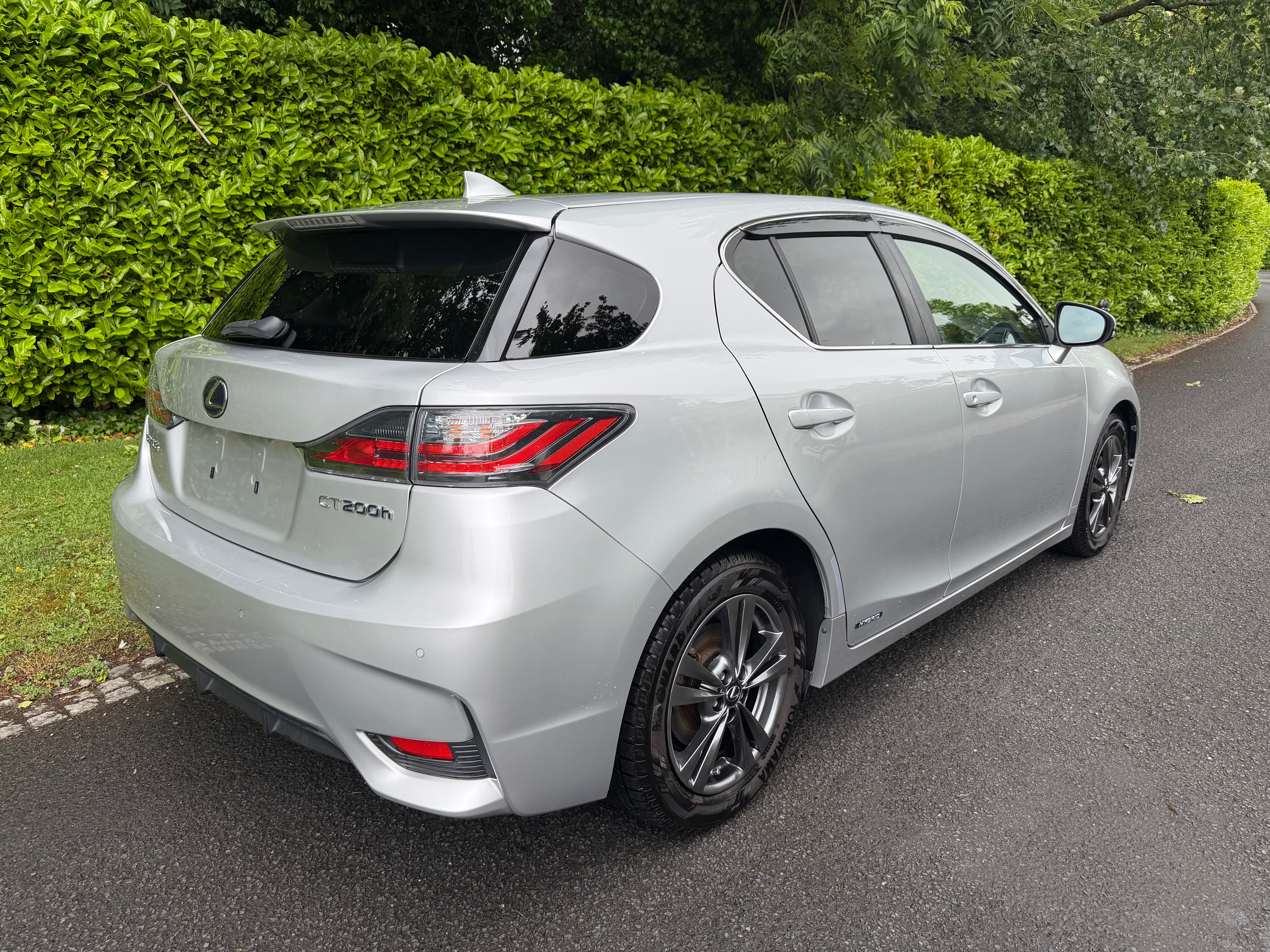2015 Lexus CT200h Version C – Silver with Red Interior – €14,950
