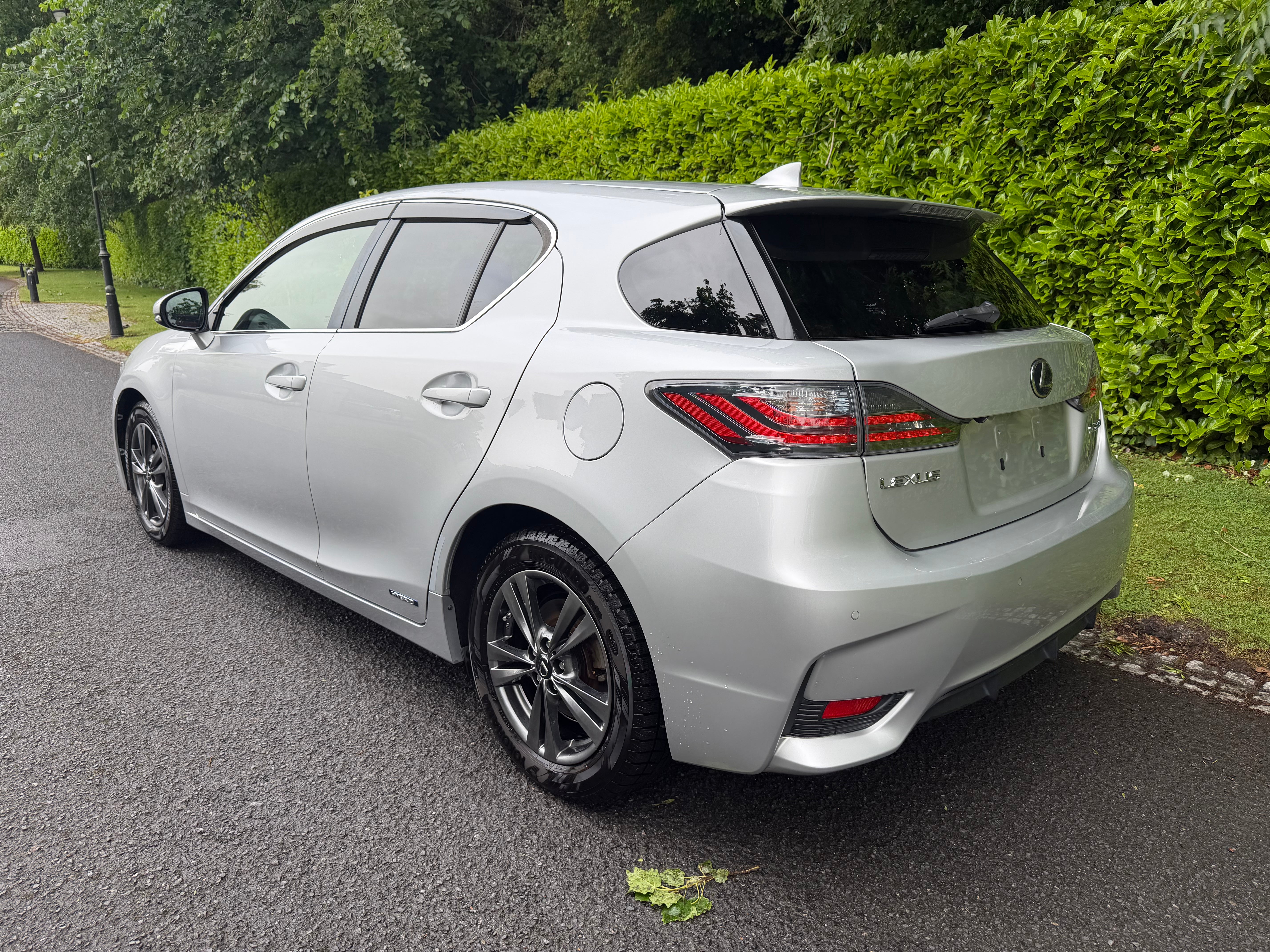 2015 Lexus CT200h Version C – Silver with Red Interior – €14,950