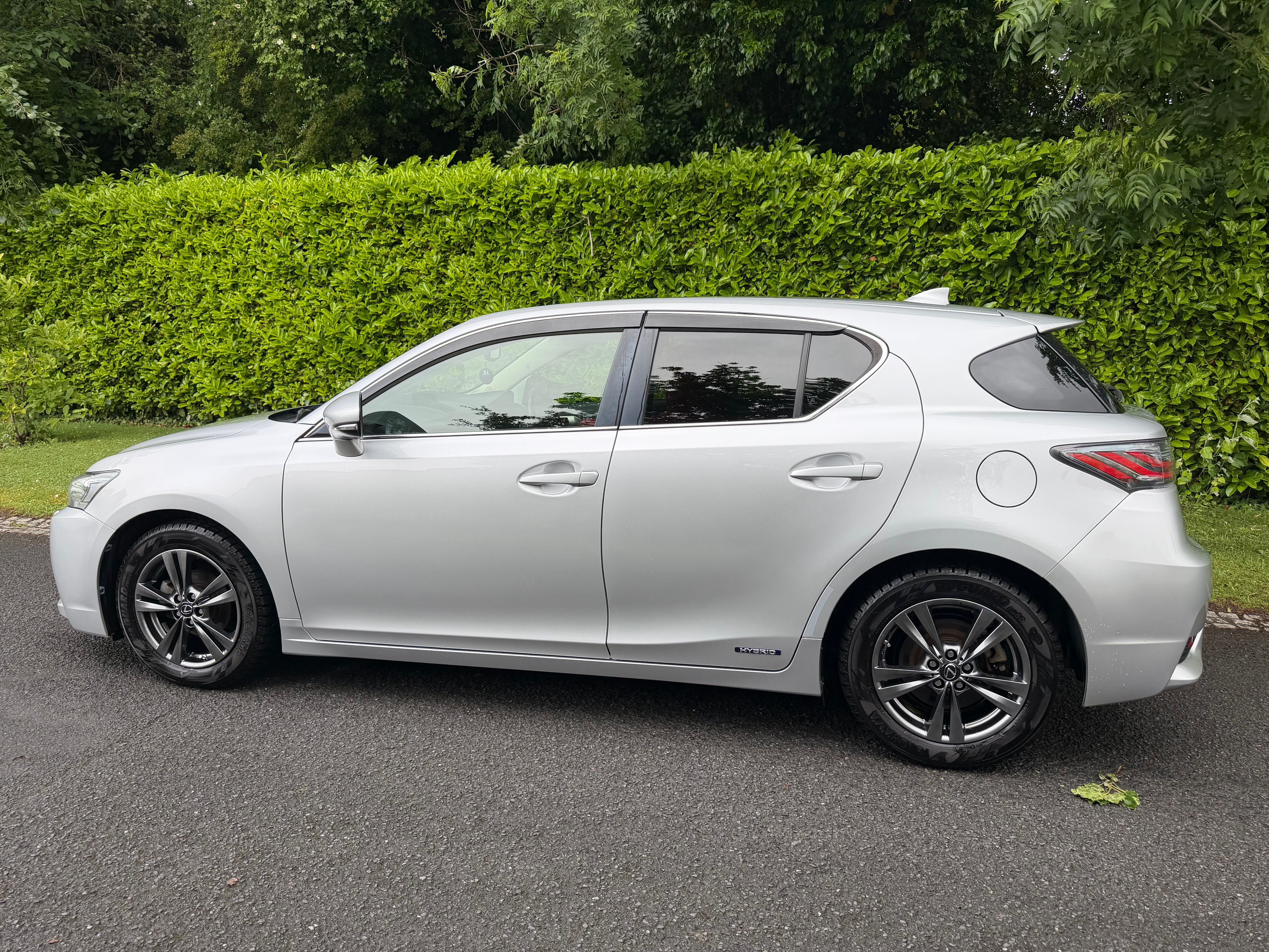 2015 Lexus CT200h Version C – Silver with Red Interior – €14,950