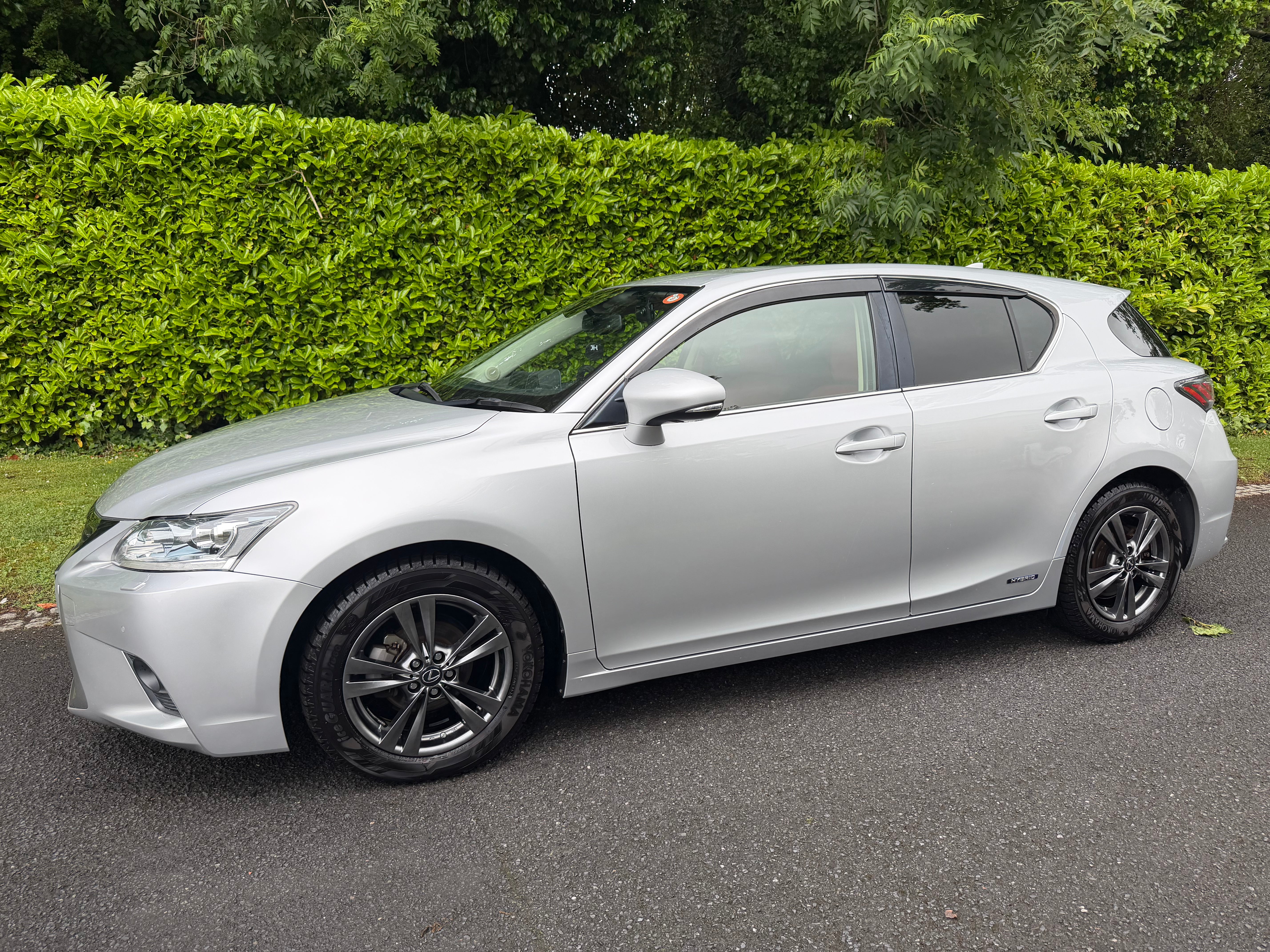 2015 Lexus CT200h Version C – Silver with Red Interior – €14,950