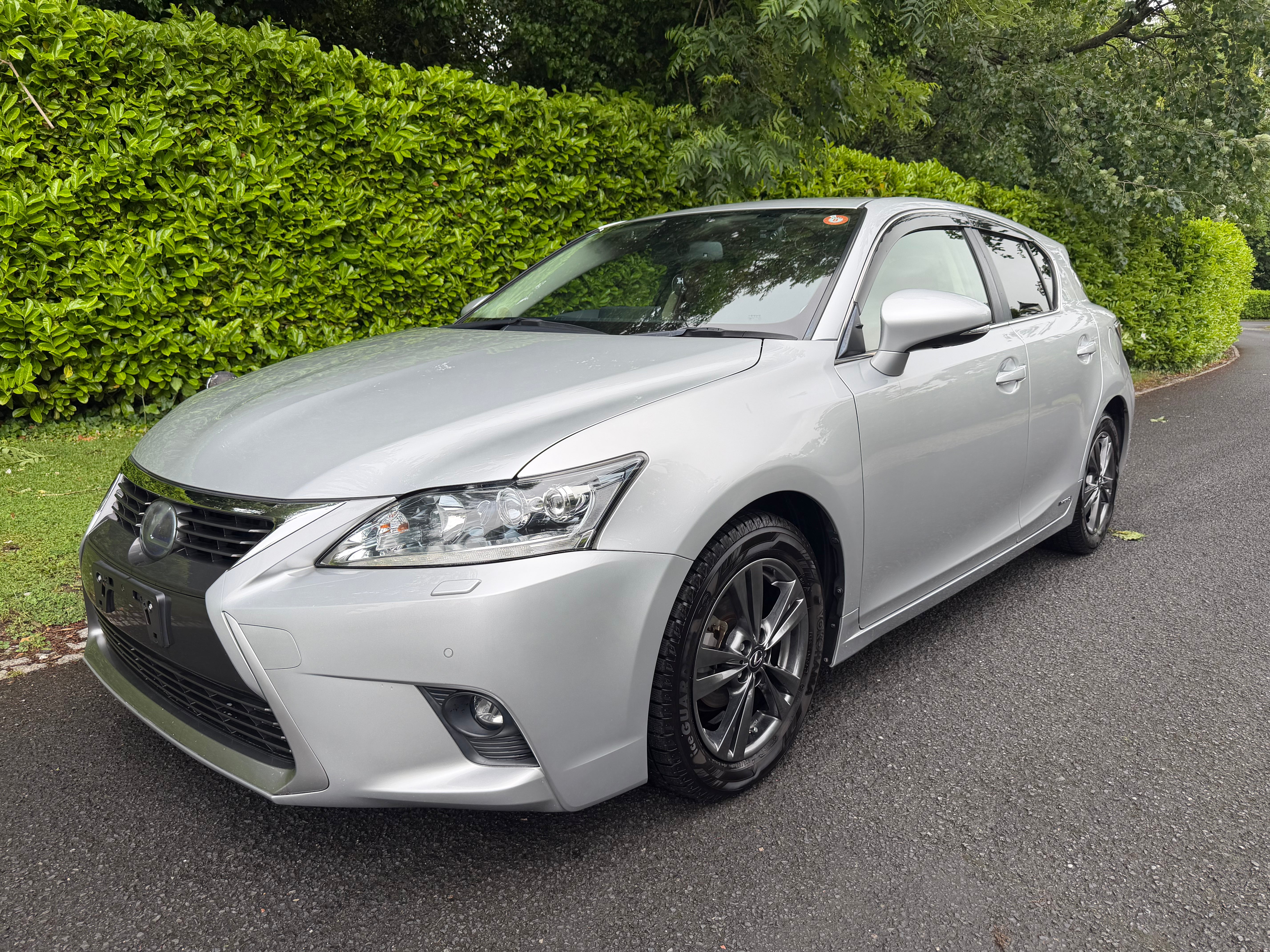 2015 Lexus CT200h Version C – Silver with Red Interior – €14,950
