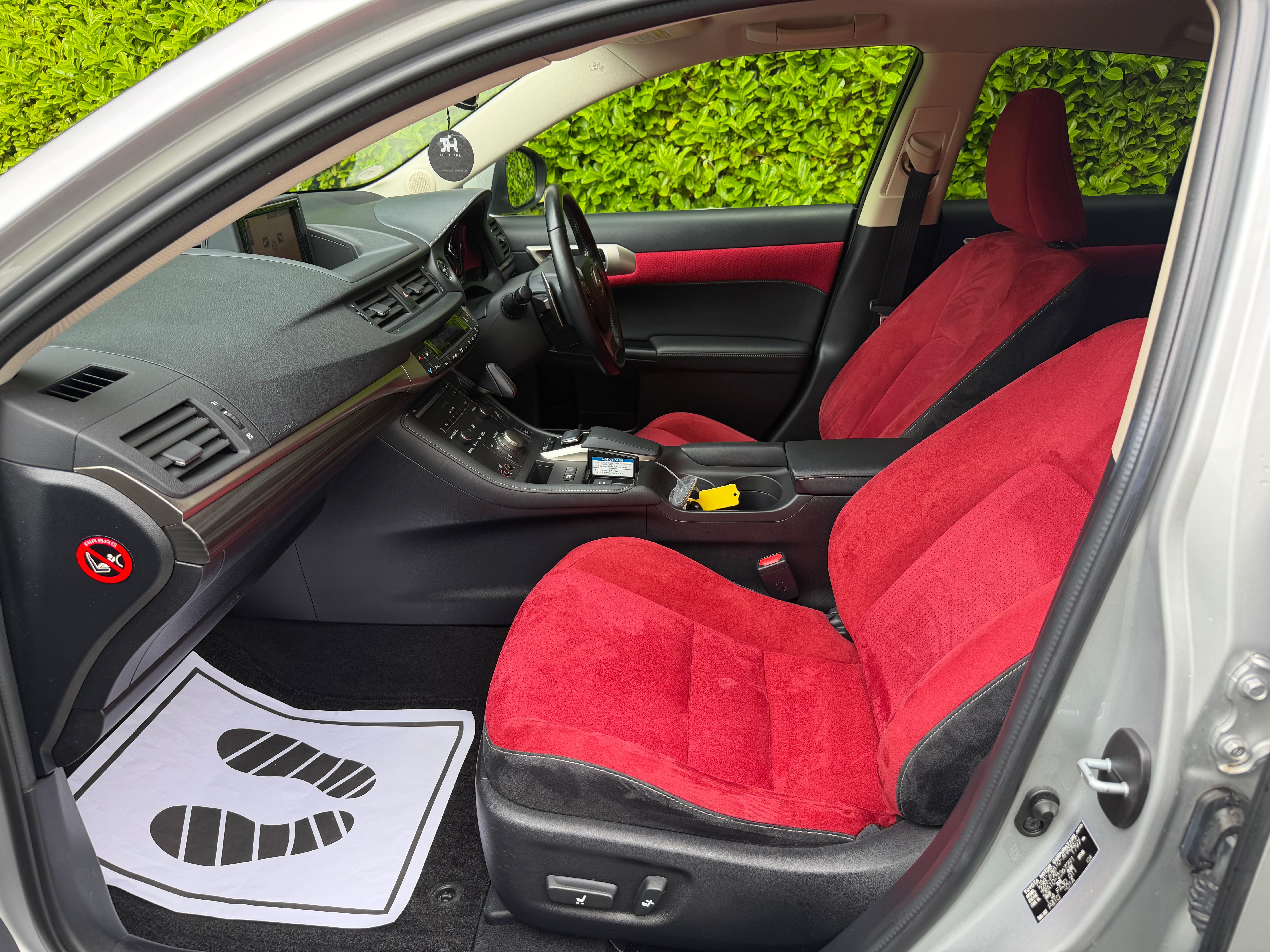 2015 Lexus CT200h Version C – Silver with Red Interior – €14,950