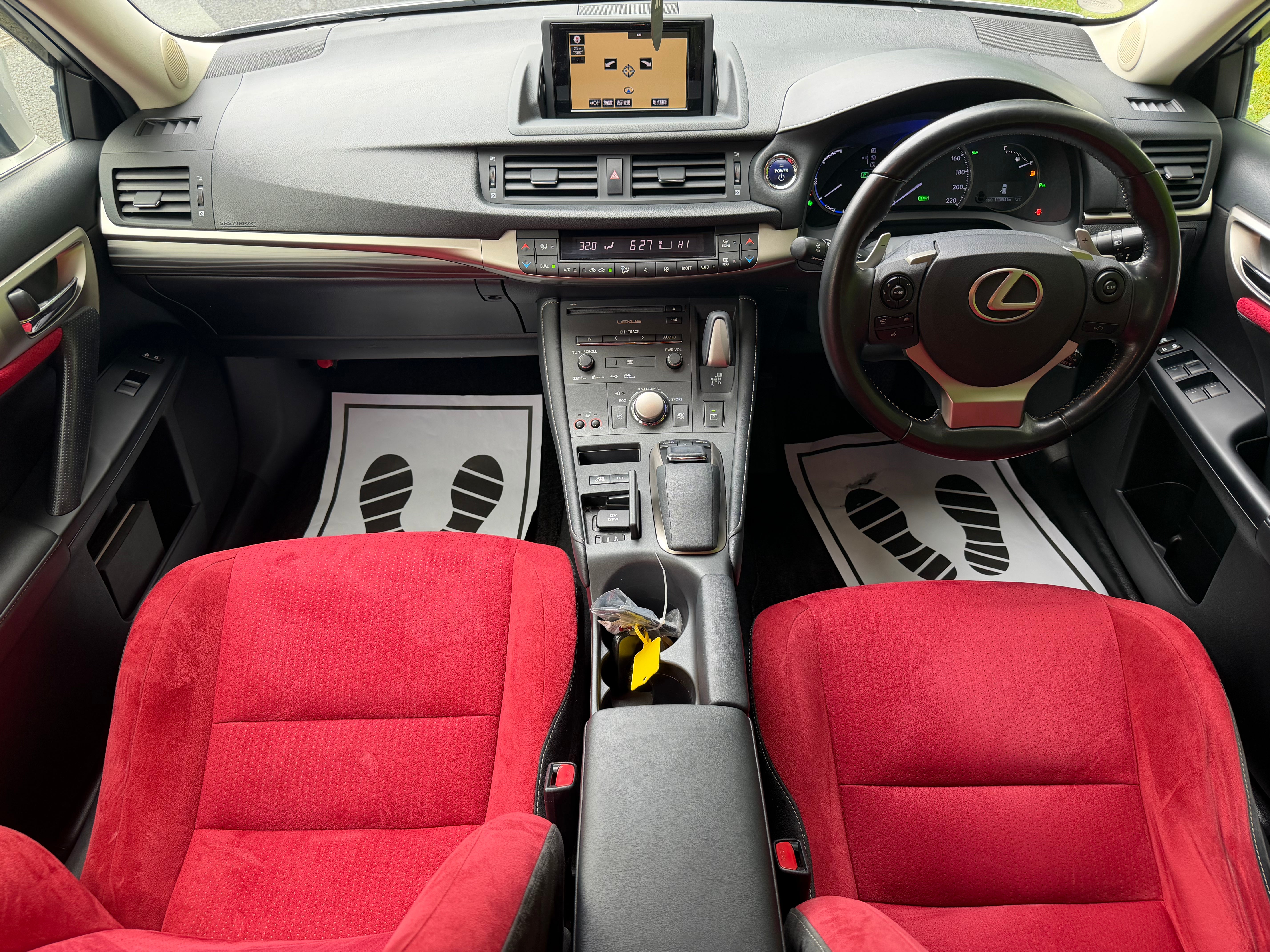 2015 Lexus CT200h Version C – Silver with Red Interior – €14,950
