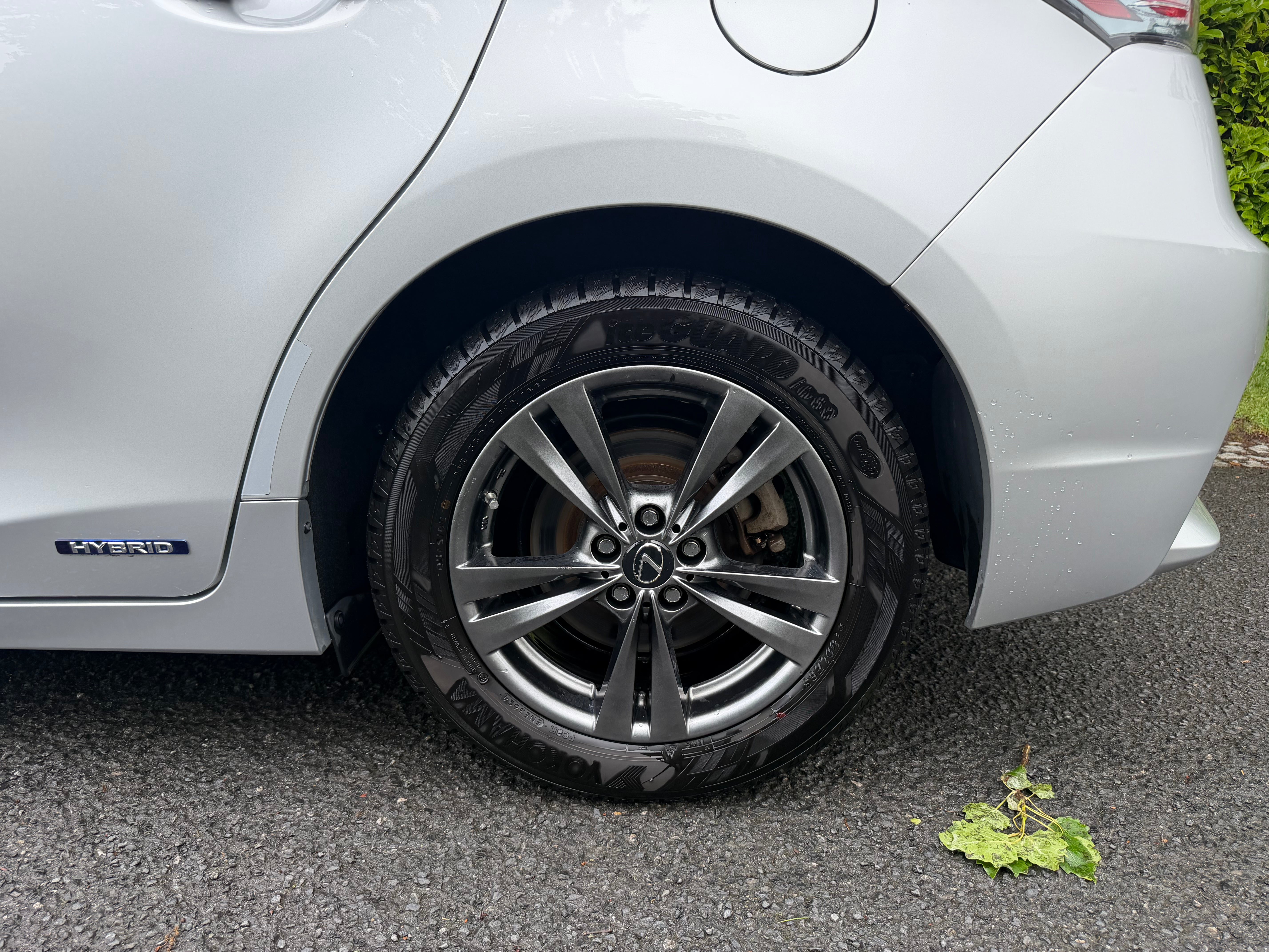 2015 Lexus CT200h Version C – Silver with Red Interior – €14,950