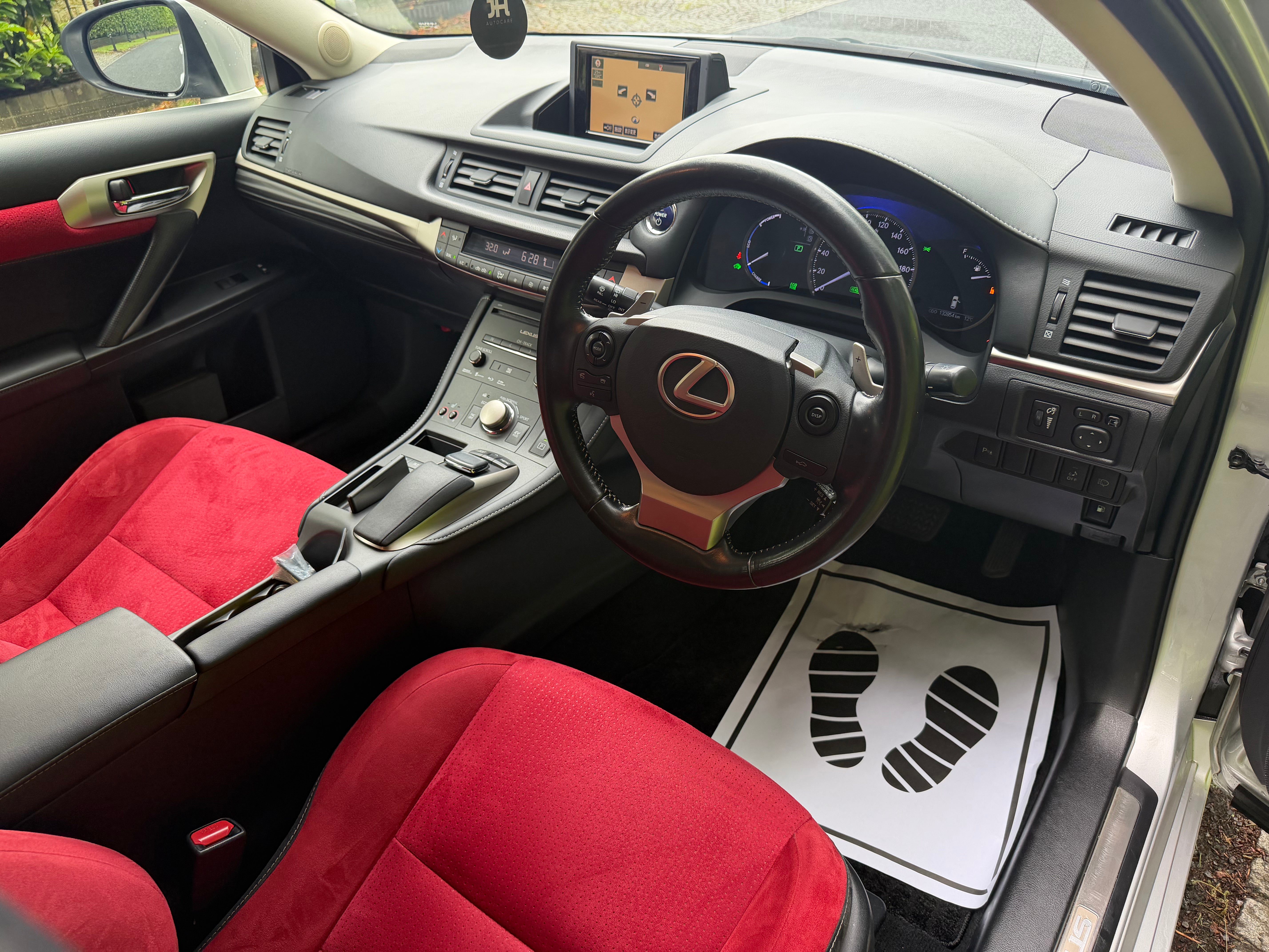 2015 Lexus CT200h Version C – Silver with Red Interior – €14,950