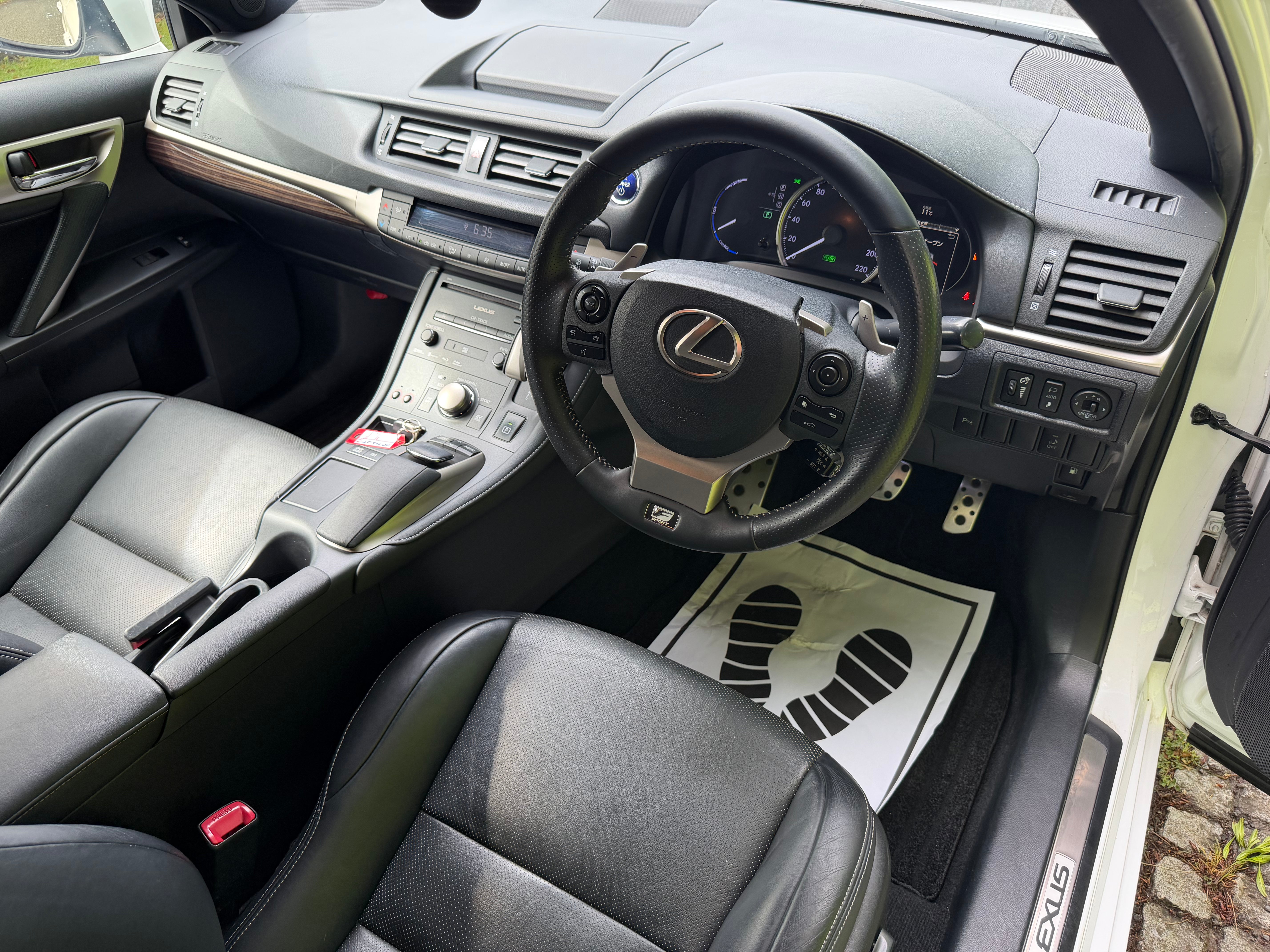 2014 Lexus CT200h F Sport – Pearl White – €14,950