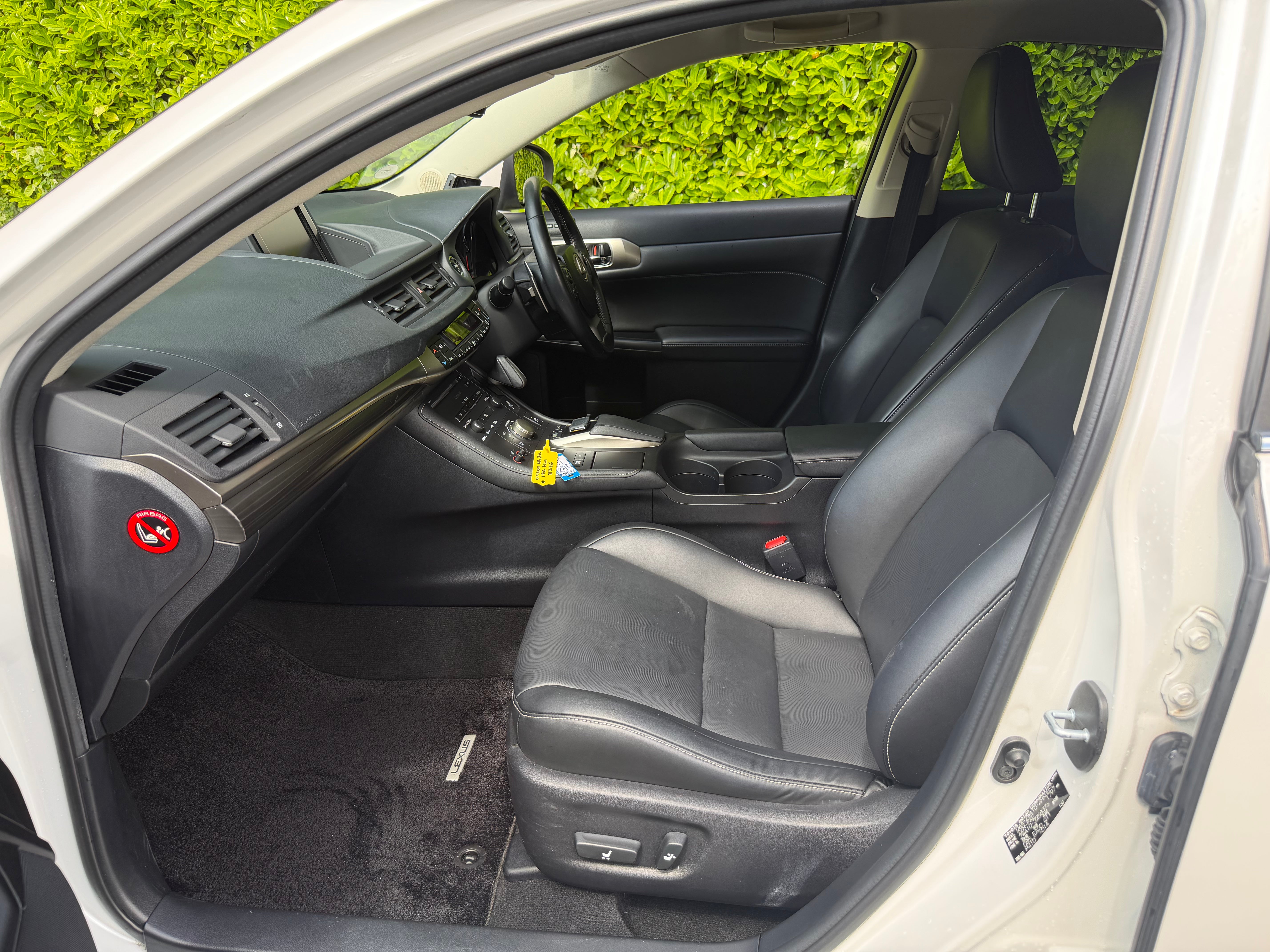 2015 Lexus CT200h Version C – Pearl White – €13,950