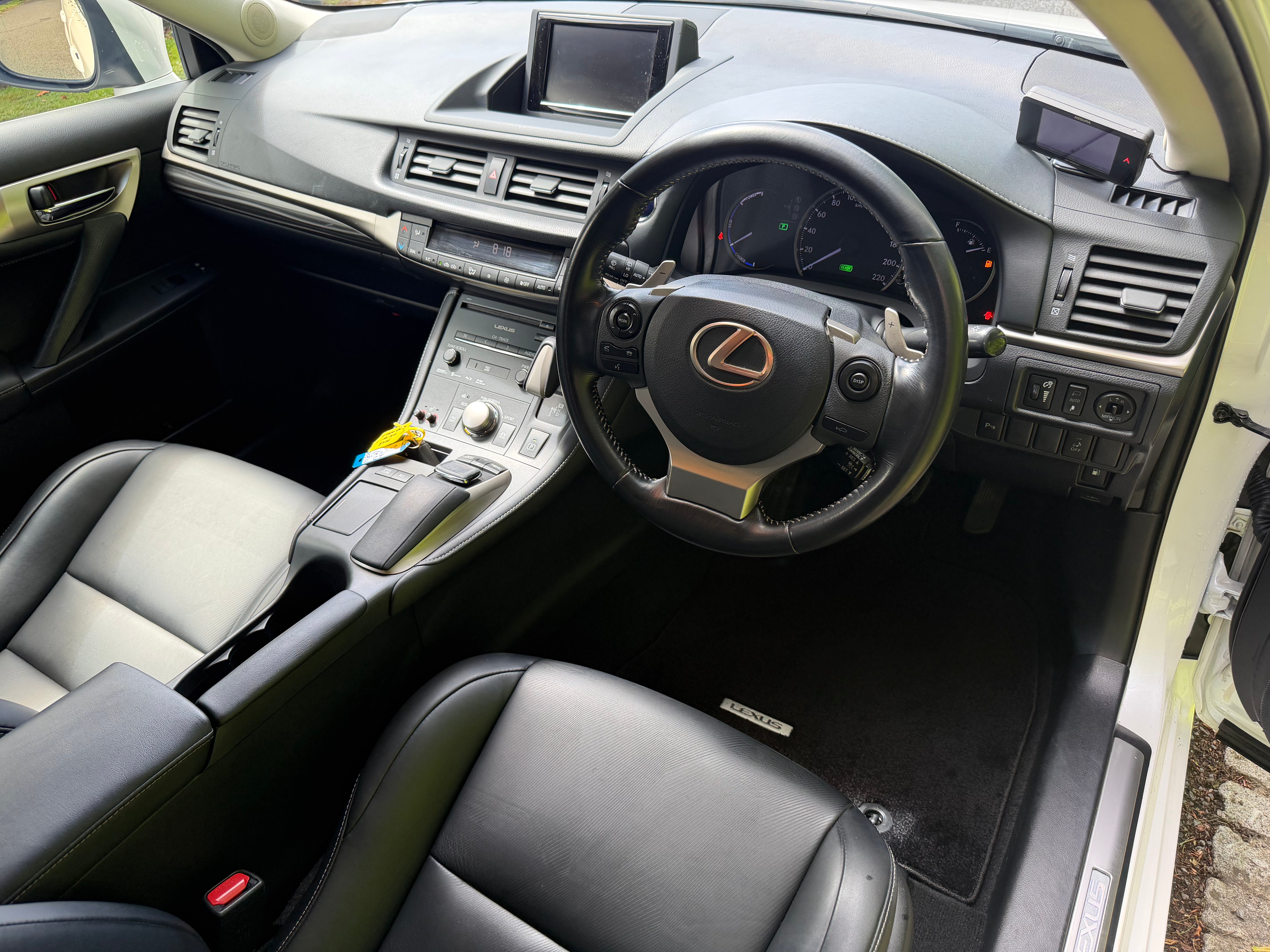 2015 Lexus CT200h Version C – Pearl White – €13,950