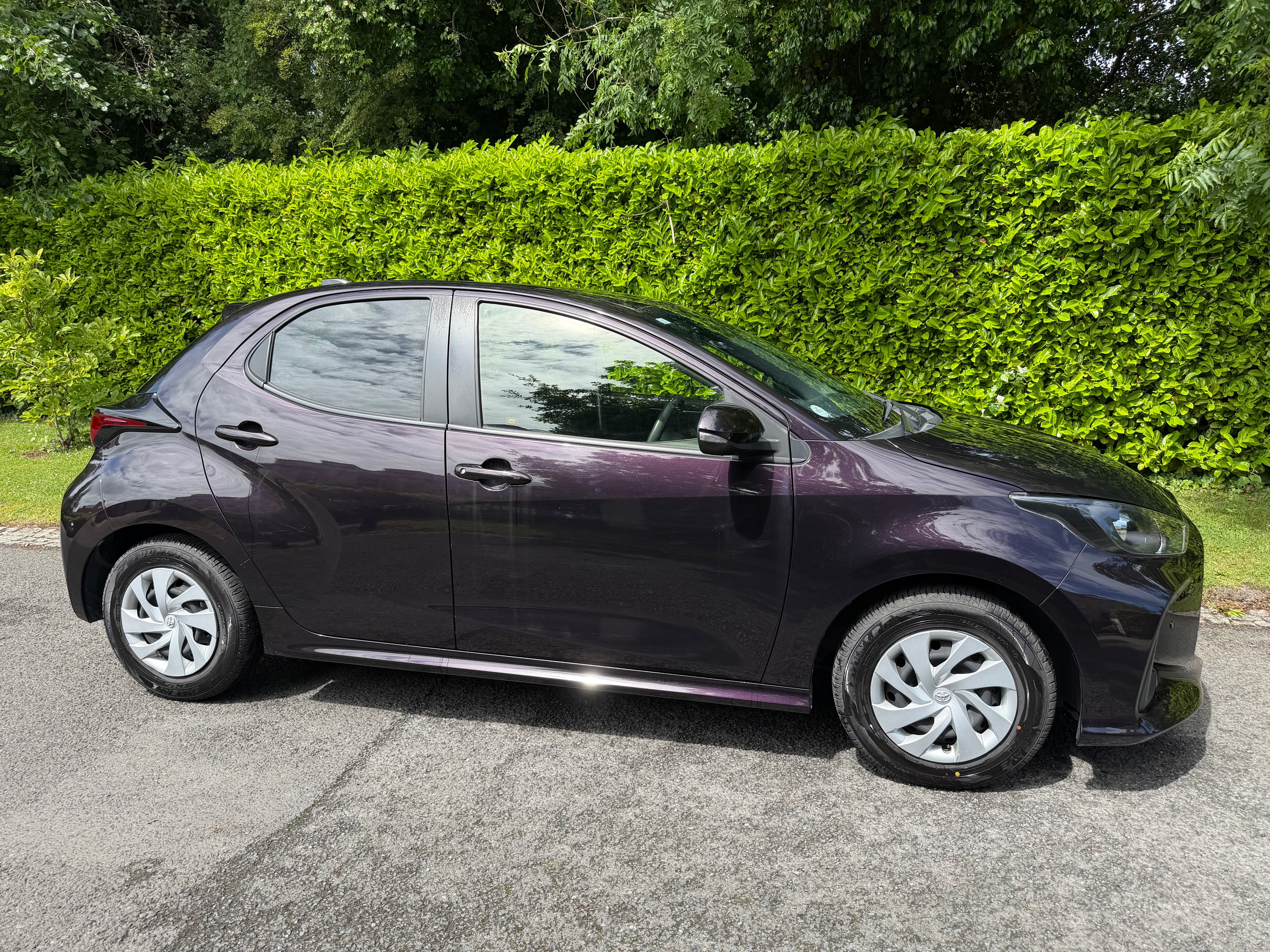 2021 Toyota Yaris Hybrid –  Purple €13,450