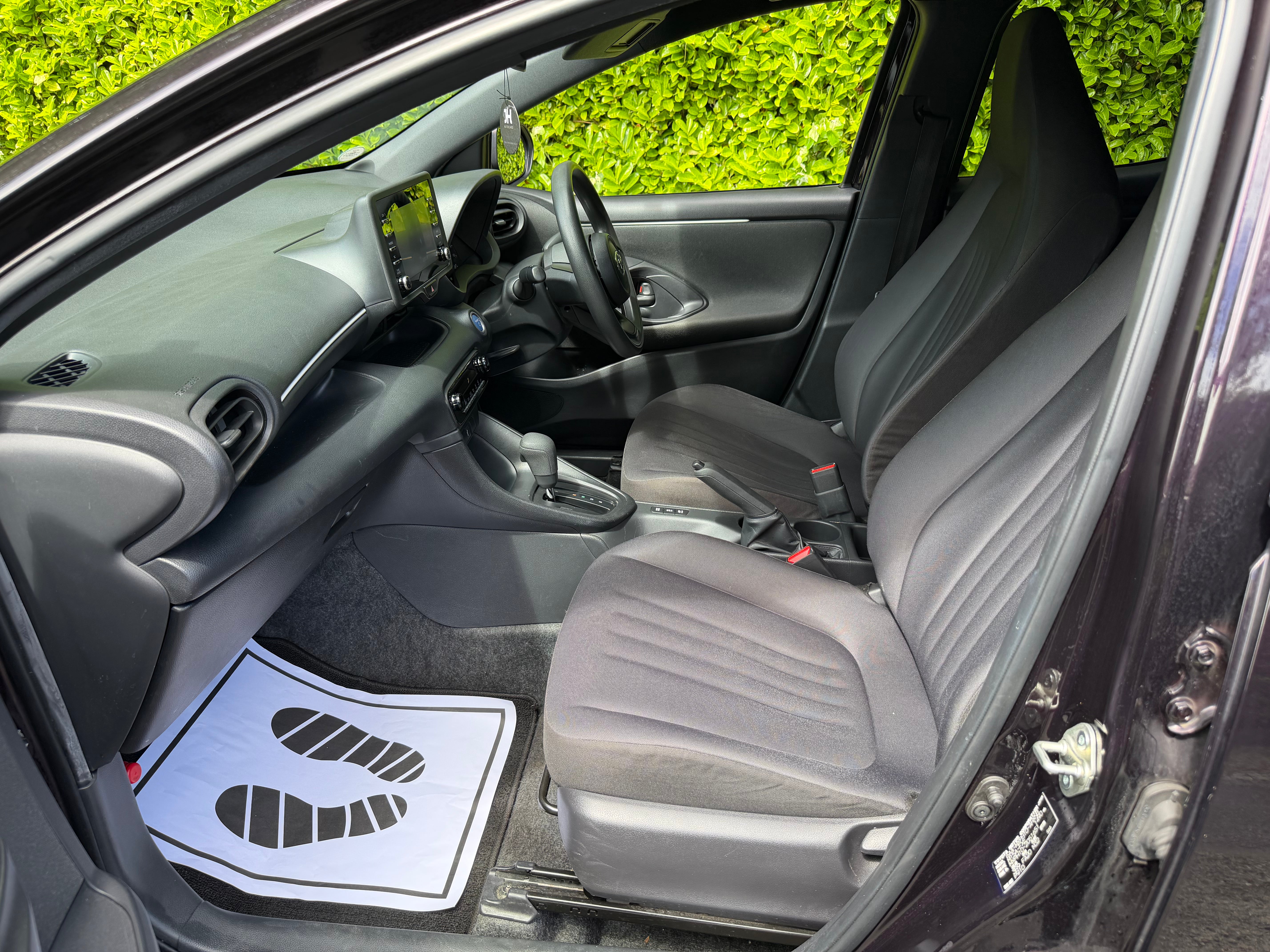 2021 Toyota Yaris Hybrid –  Purple €13,450