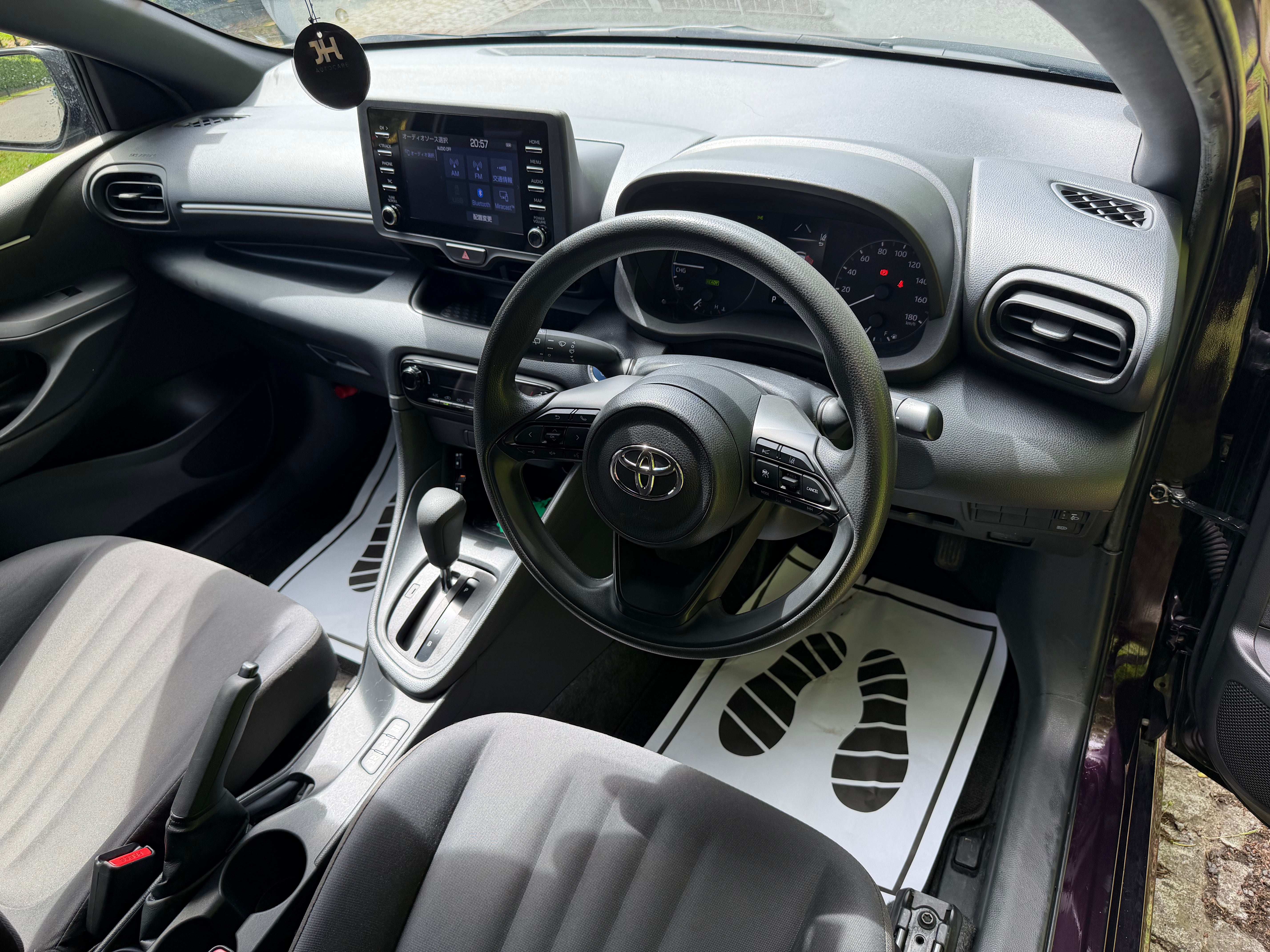 2021 Toyota Yaris Hybrid –  Purple €13,450