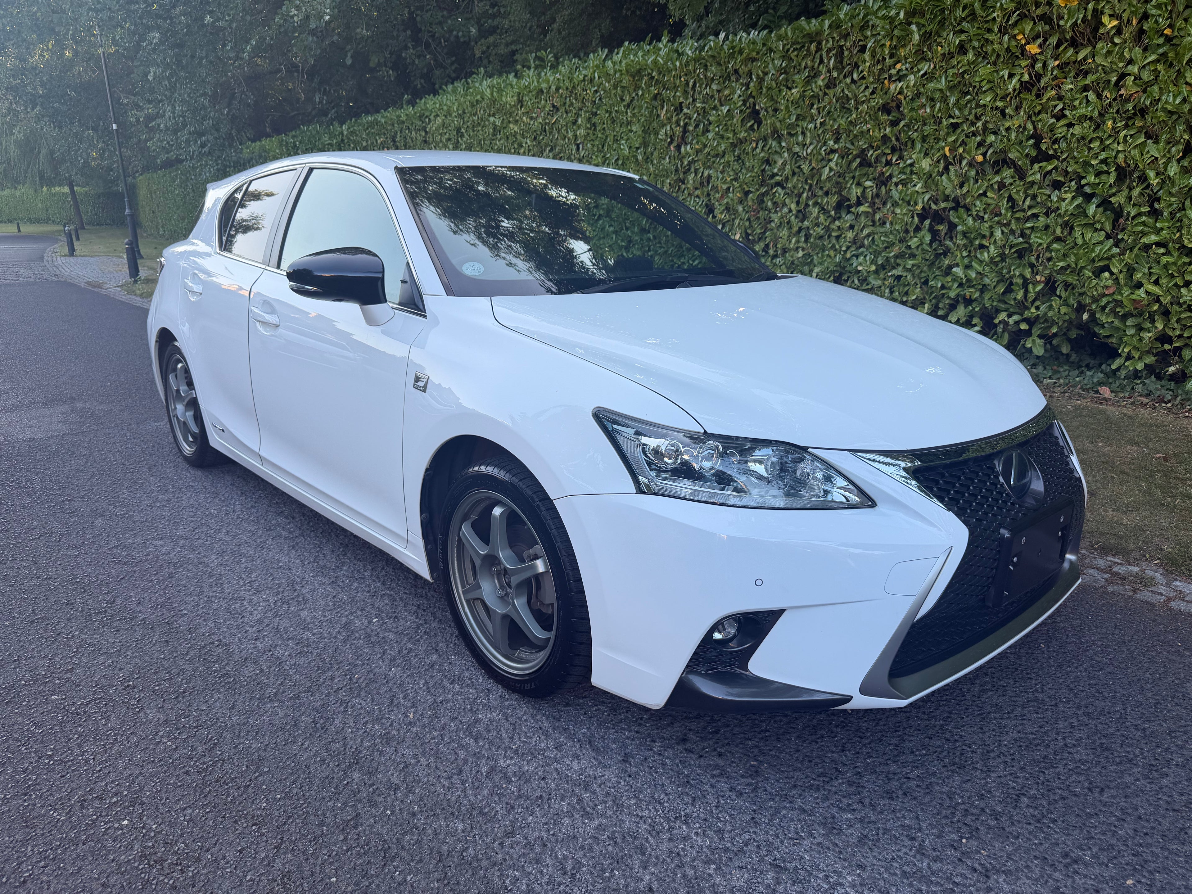 2015 Lexus CT 200h F Sport – Pearl White – Red Leather – €14,950