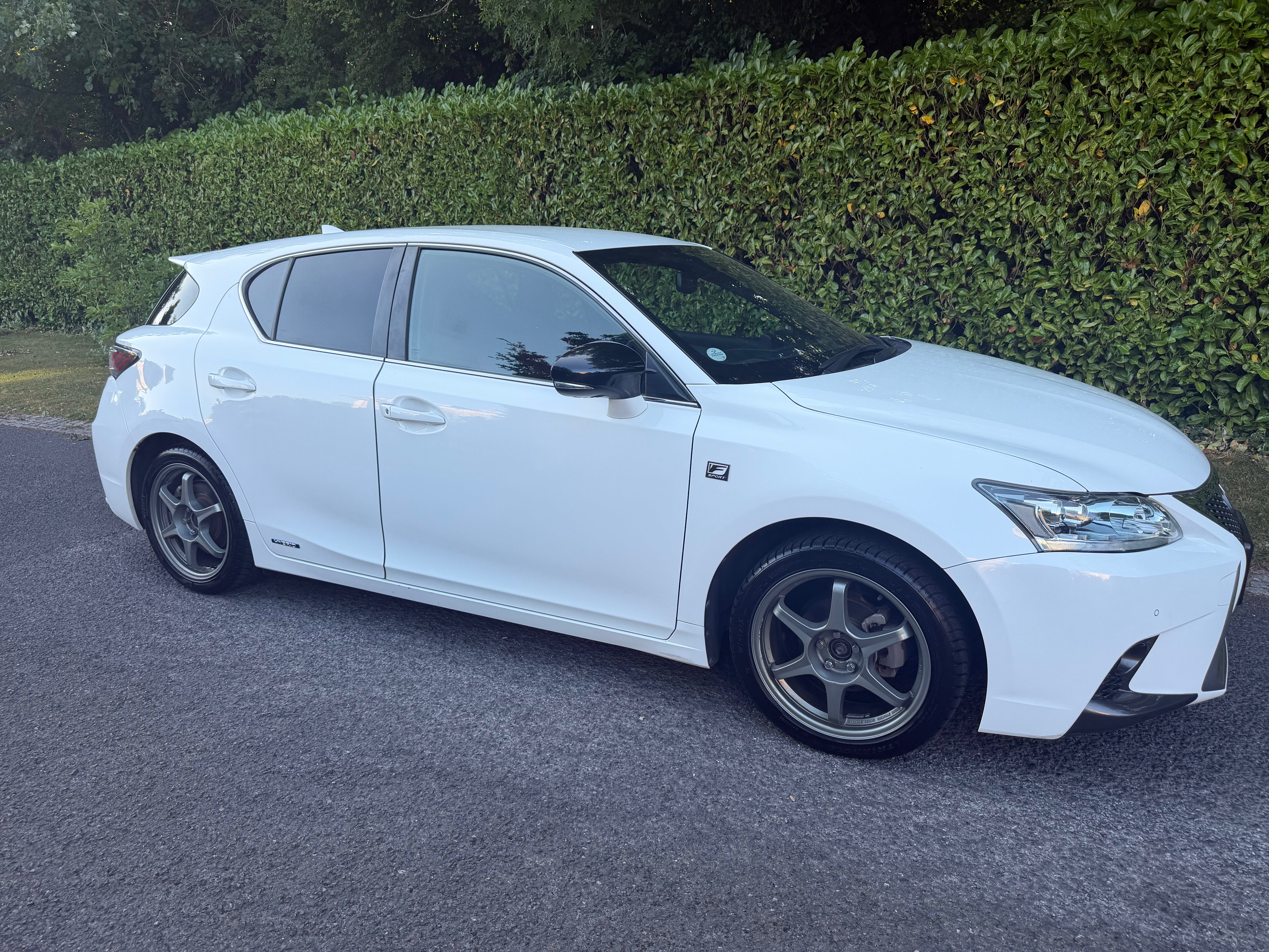 2015 Lexus CT 200h F Sport – Pearl White – Red Leather – €14,950
