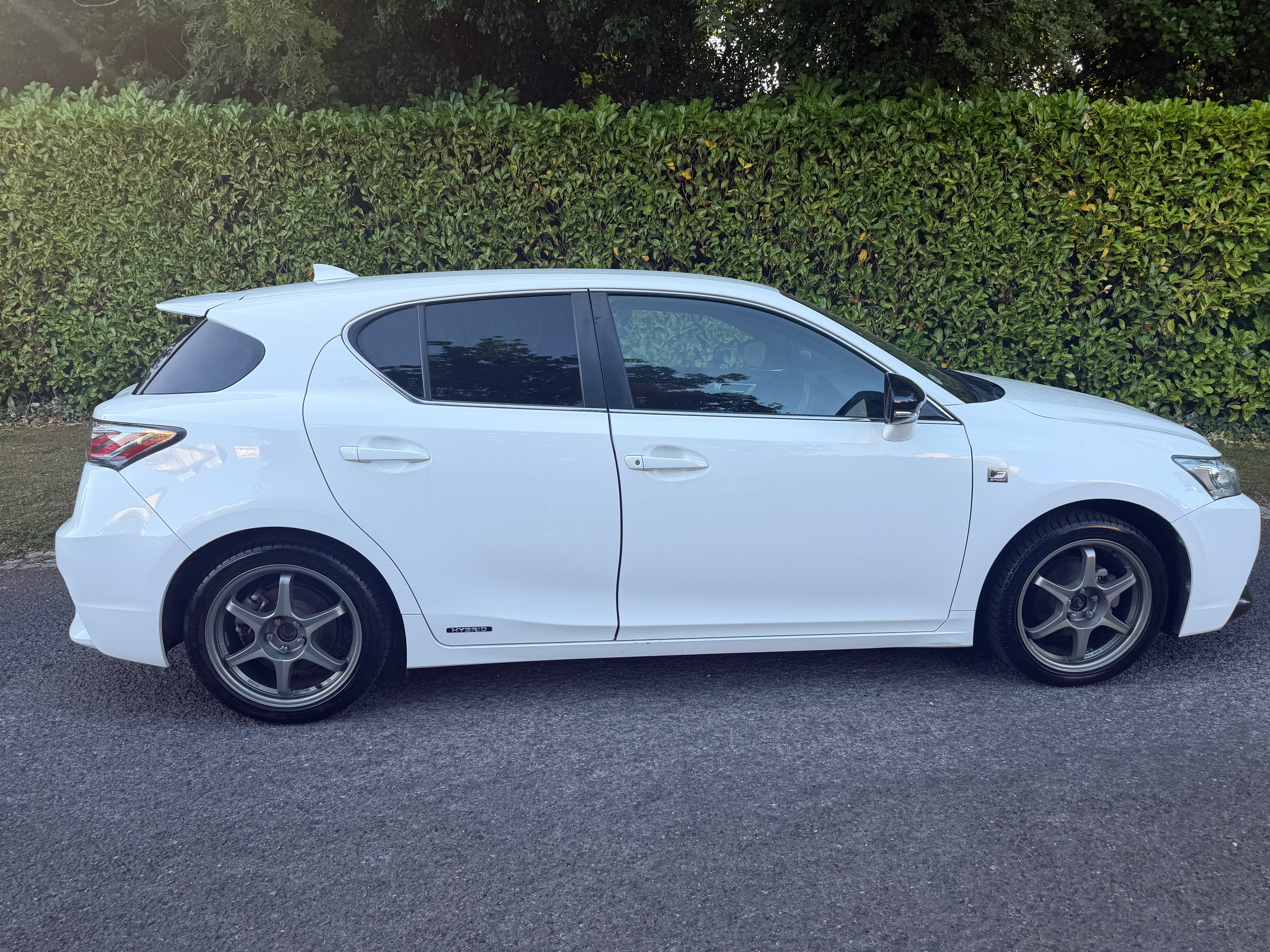 2015 Lexus CT 200h F Sport – Pearl White – Red Leather – €14,950