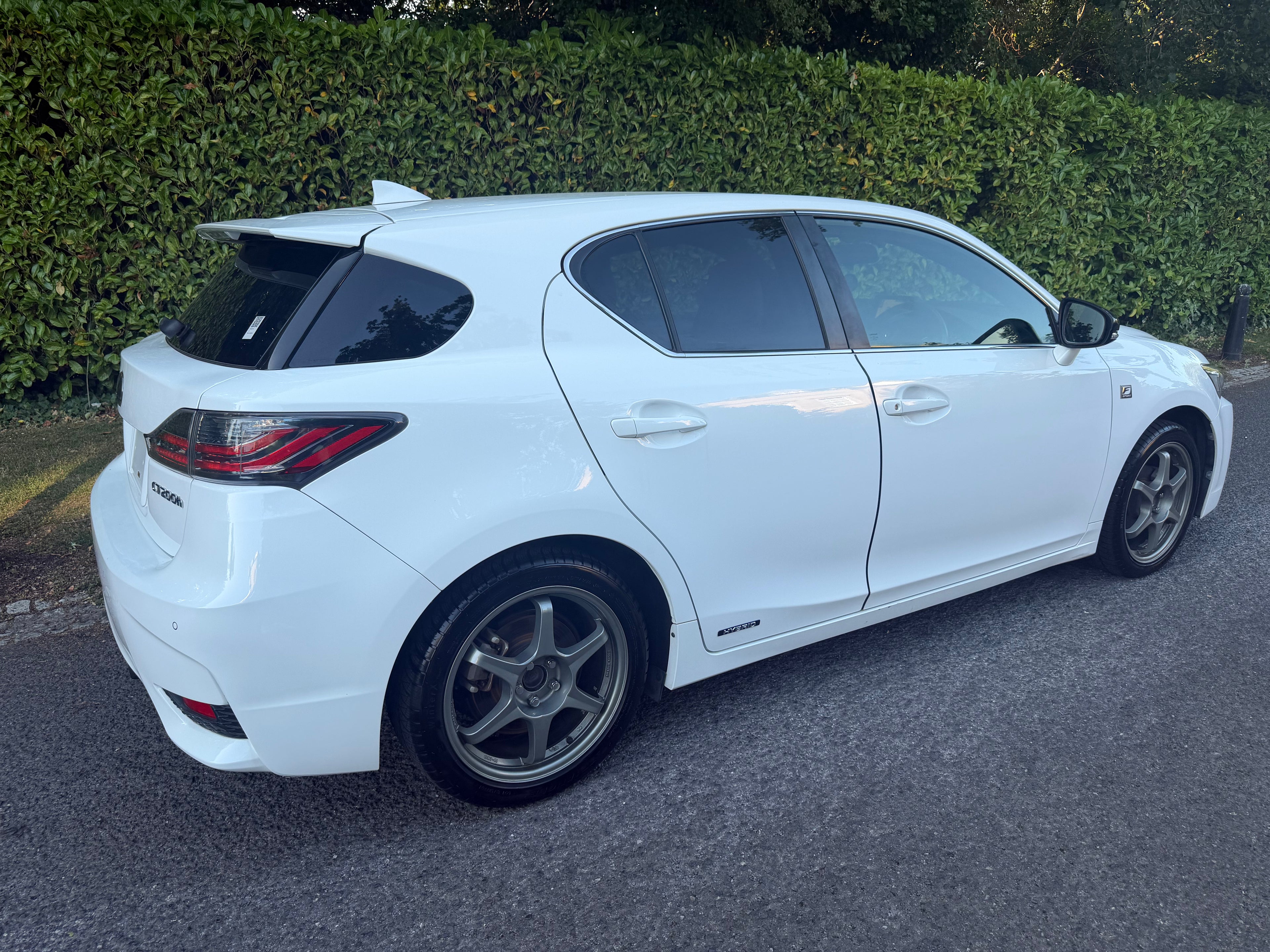 2015 Lexus CT 200h F Sport – Pearl White – Red Leather – €14,950
