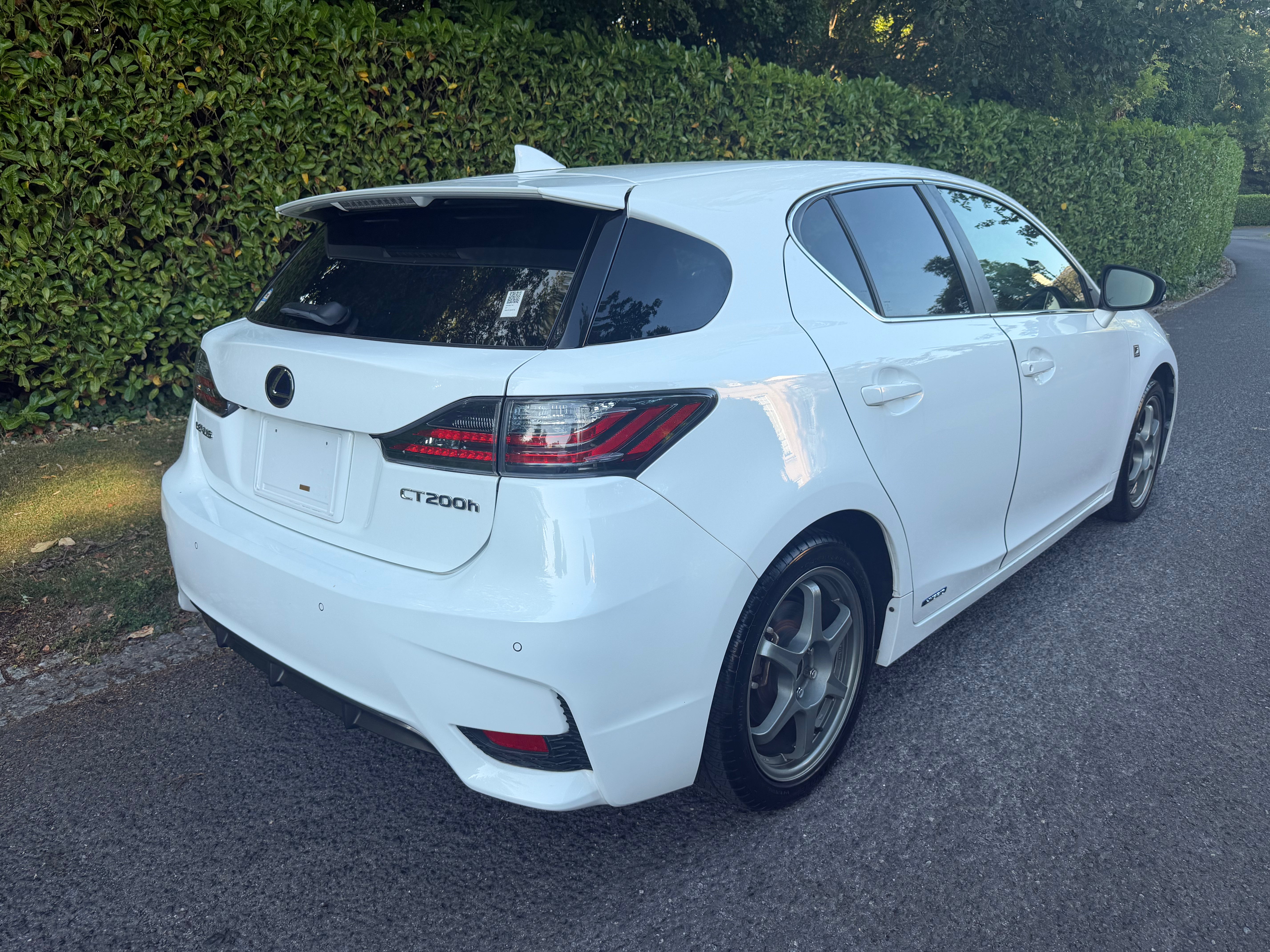 2015 Lexus CT 200h F Sport – Pearl White – Red Leather – €14,950