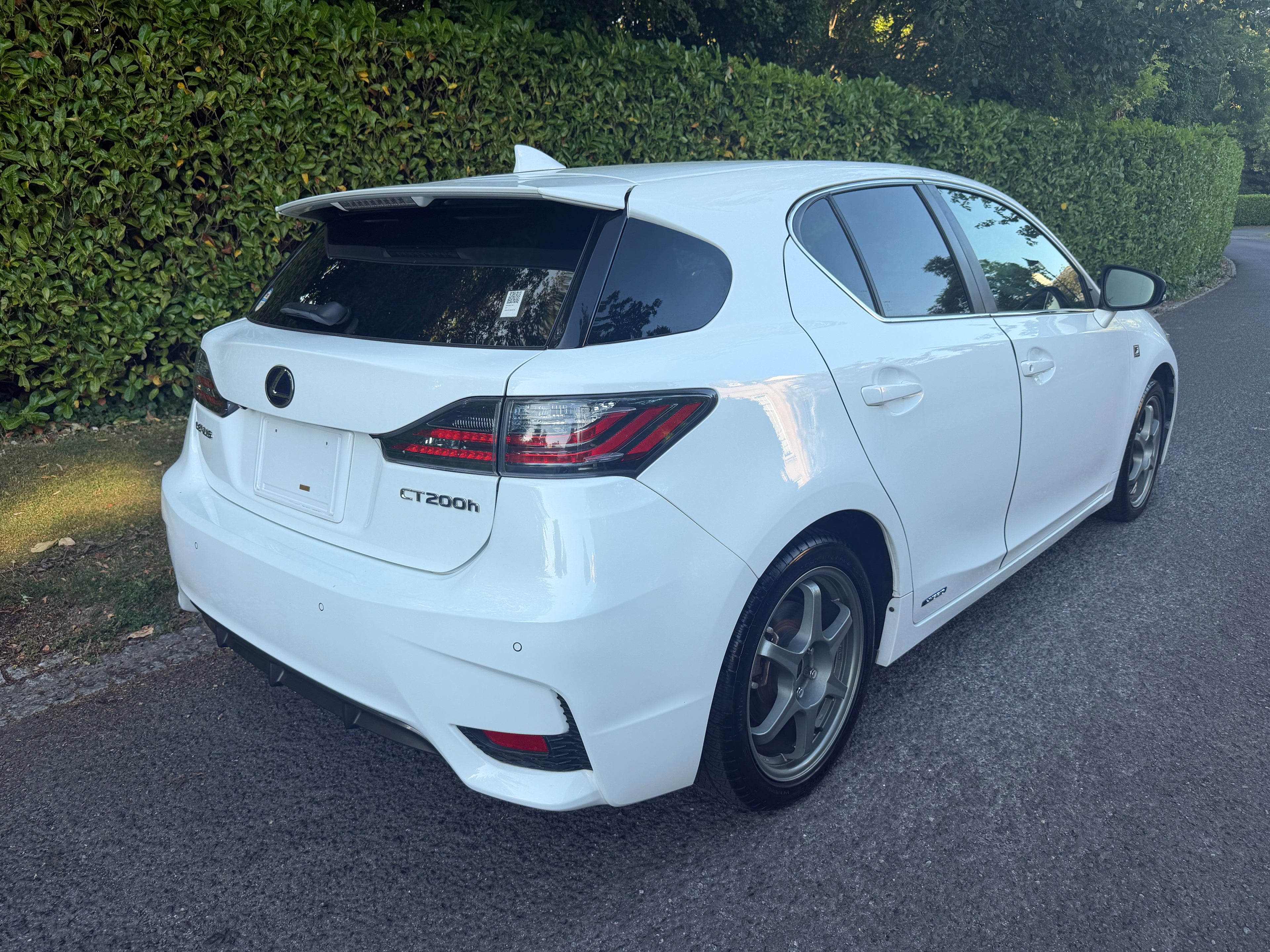 2015 Lexus CT 200h F Sport – Pearl White – Red Leather – €14,950