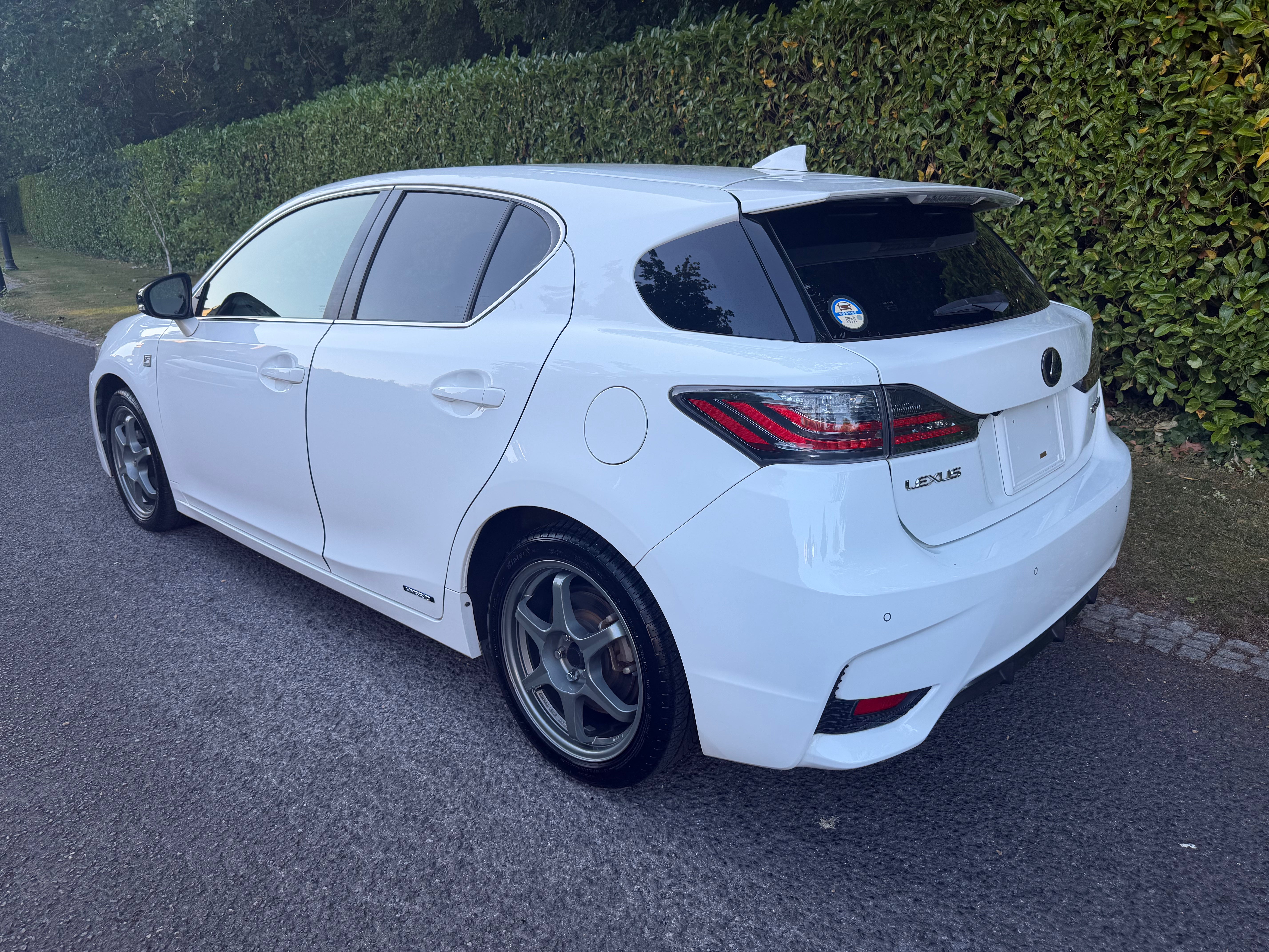 2015 Lexus CT 200h F Sport – Pearl White – Red Leather – €14,950