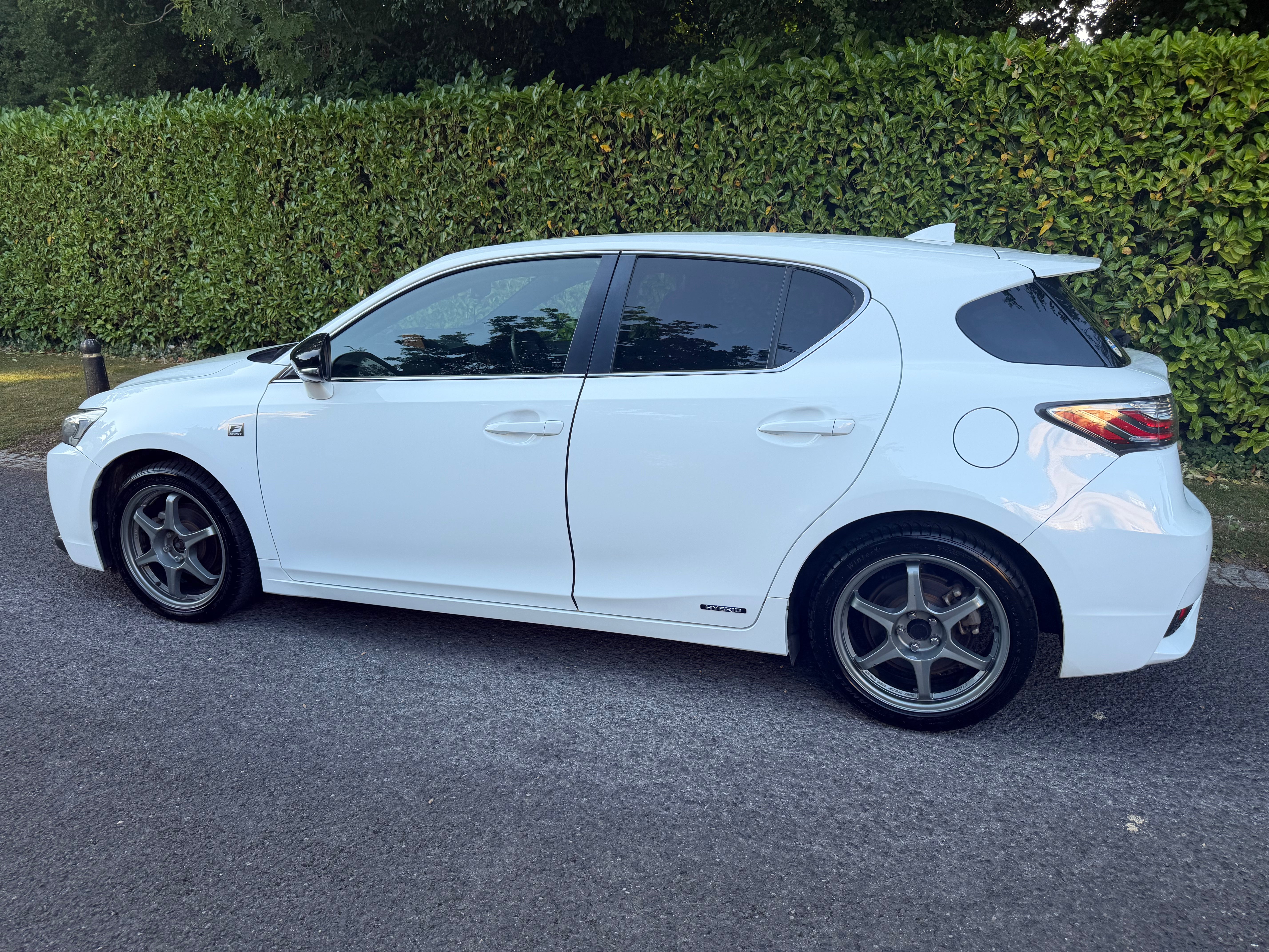 2015 Lexus CT 200h F Sport – Pearl White – Red Leather – €14,950