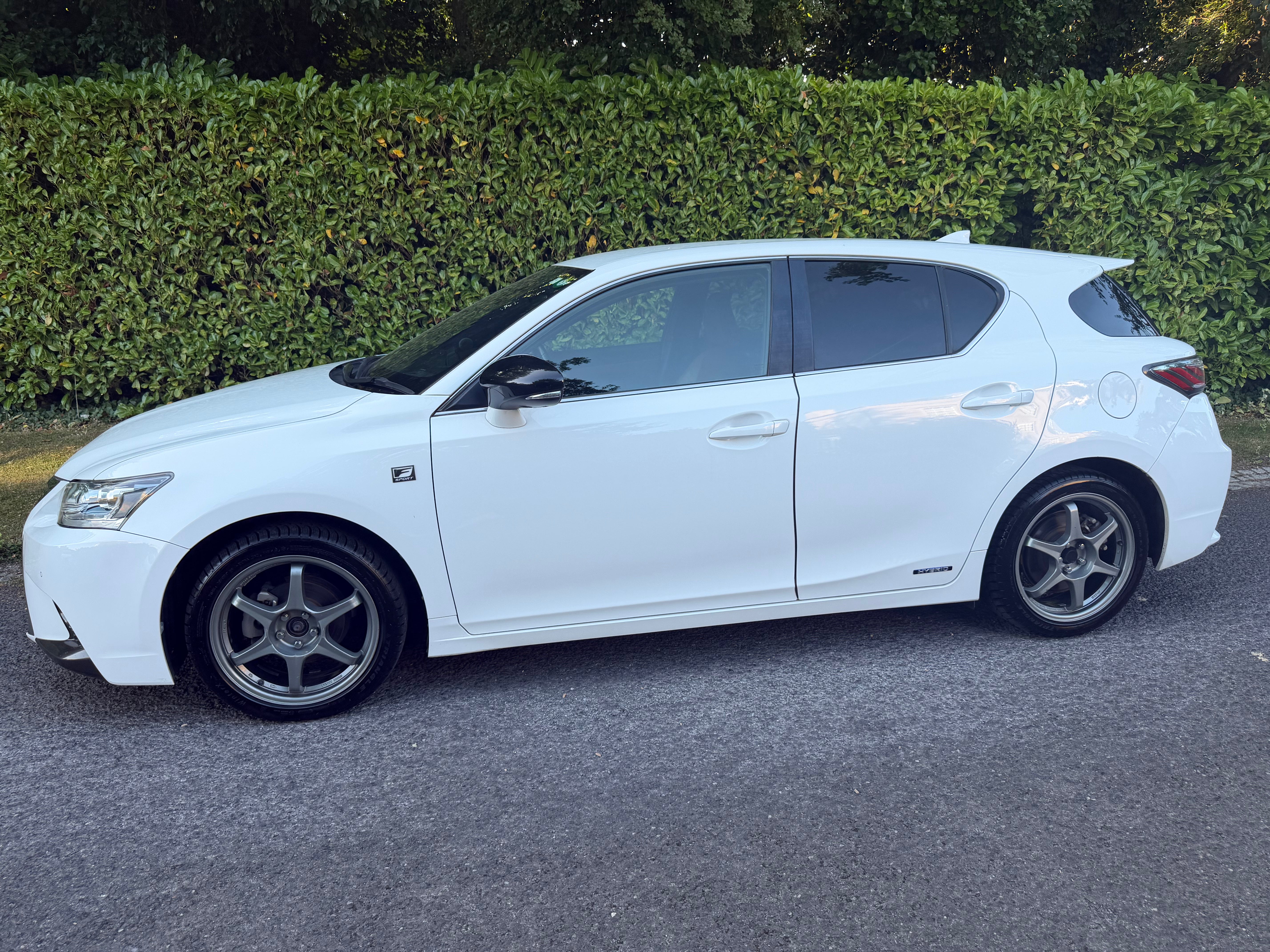 2015 Lexus CT 200h F Sport – Pearl White – Red Leather – €14,950