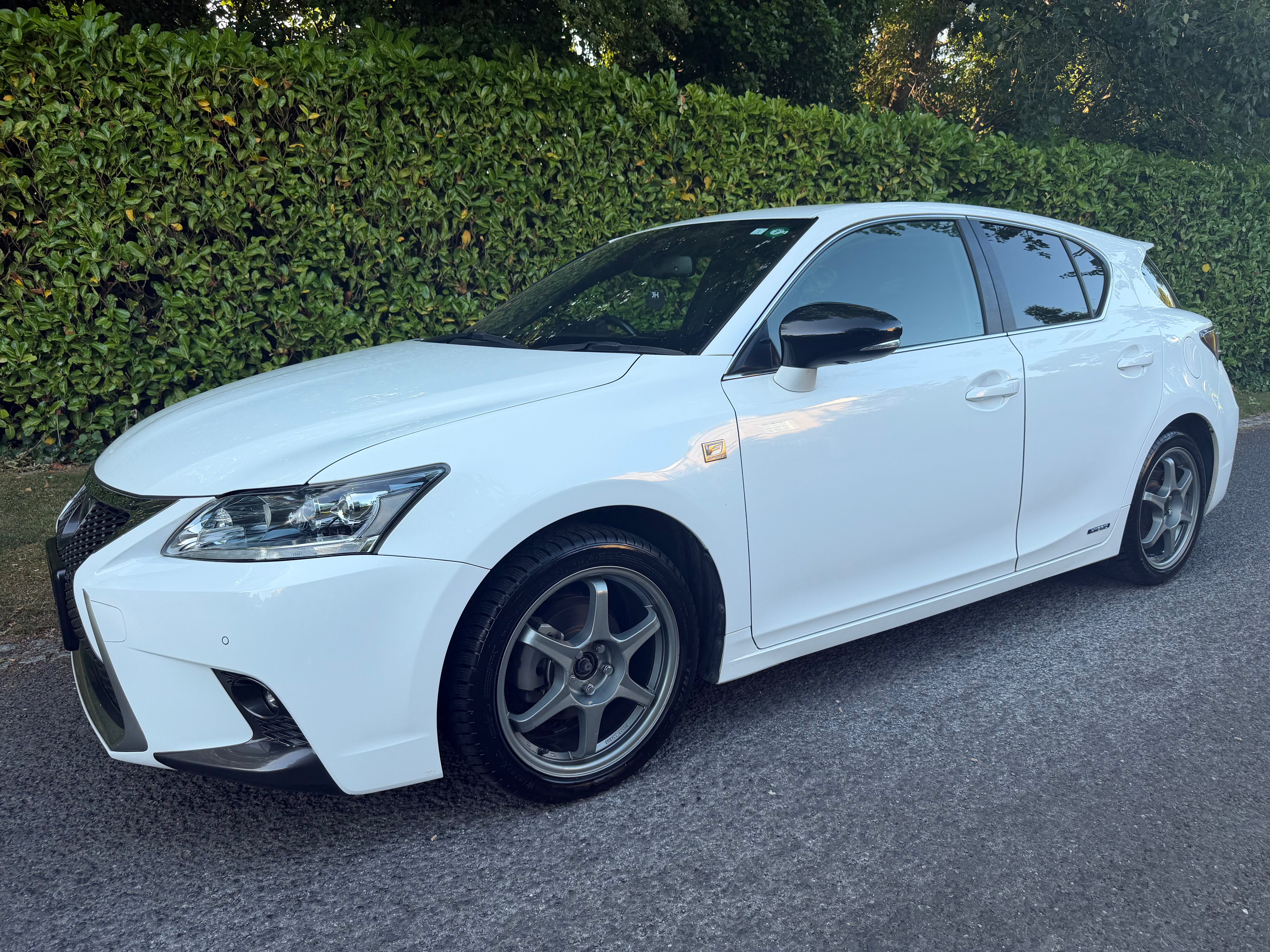 2015 Lexus CT 200h F Sport – Pearl White – Red Leather – €14,950