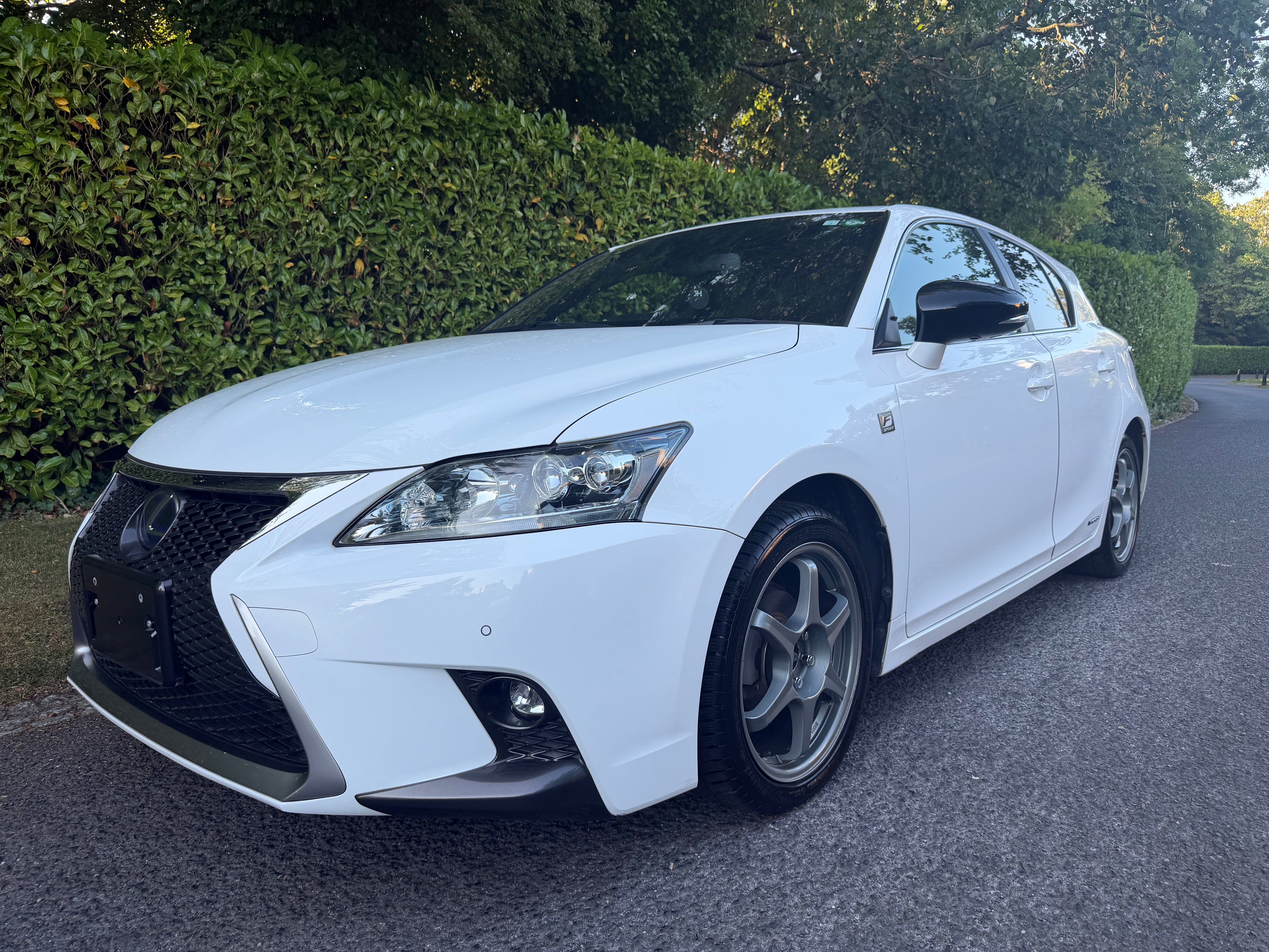2015 Lexus CT 200h F Sport – Pearl White – Red Leather – €14,950