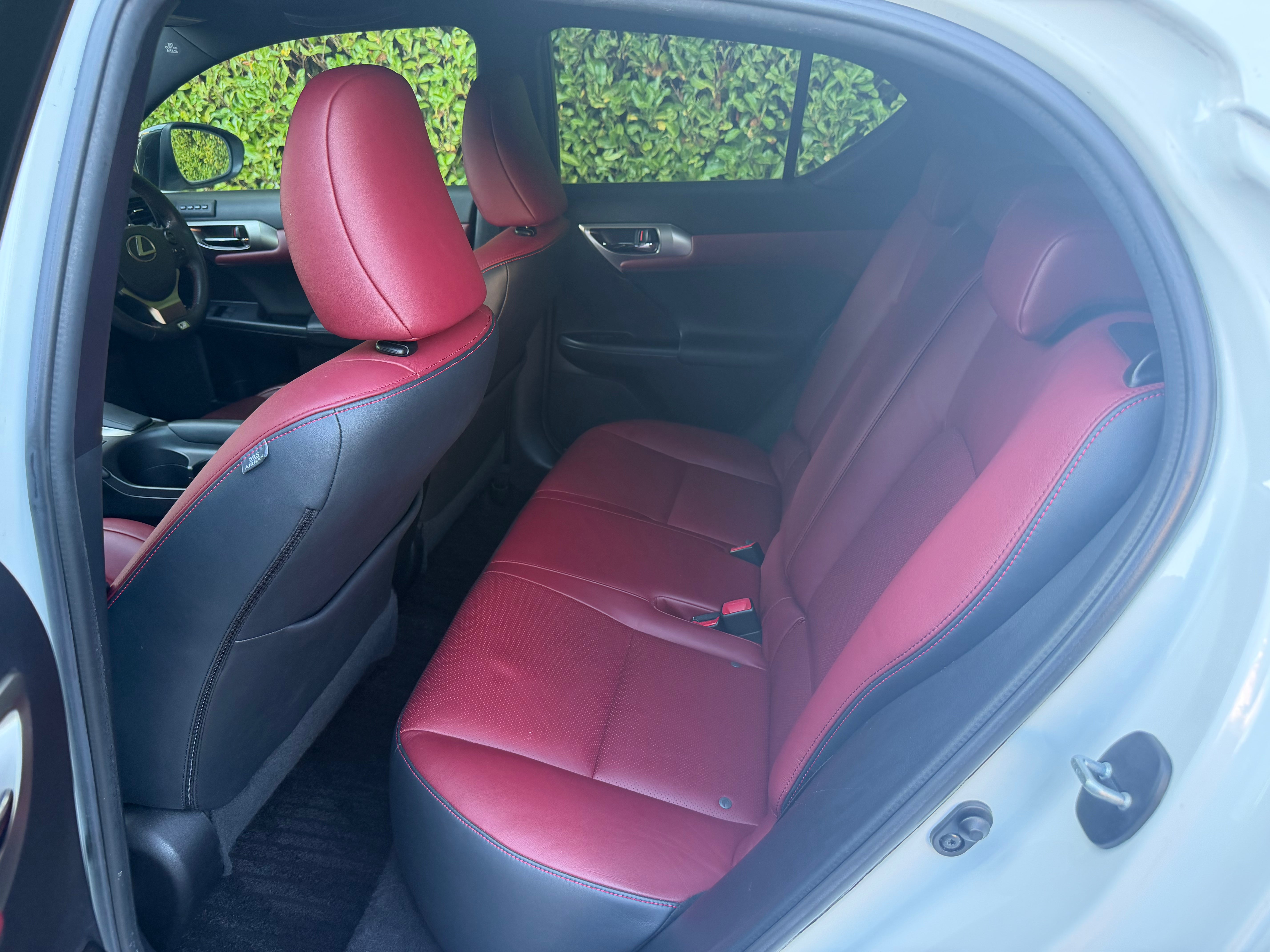 2015 Lexus CT 200h F Sport – Pearl White – Red Leather – €14,950