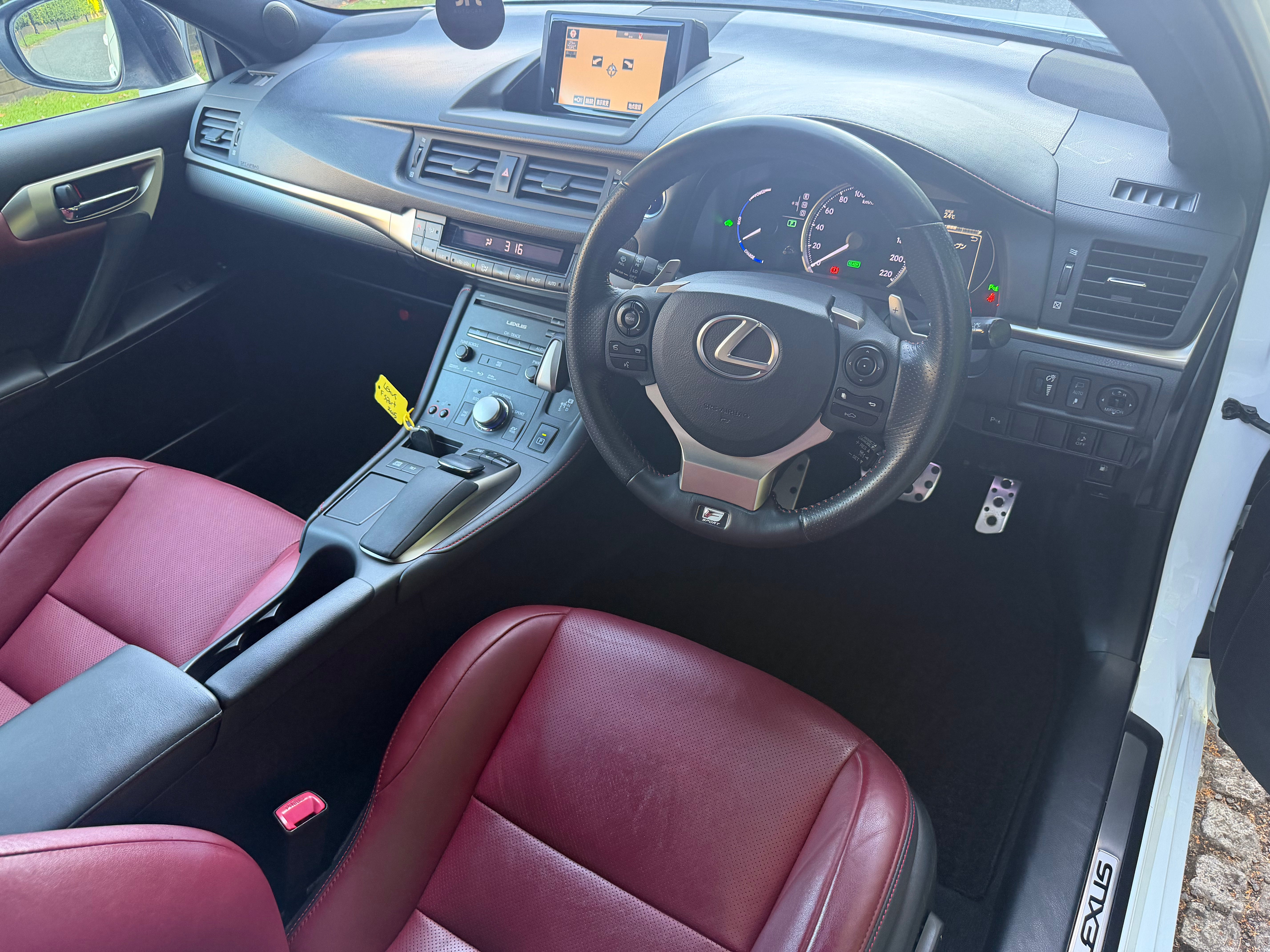 2015 Lexus CT 200h F Sport – Pearl White – Red Leather – €14,950