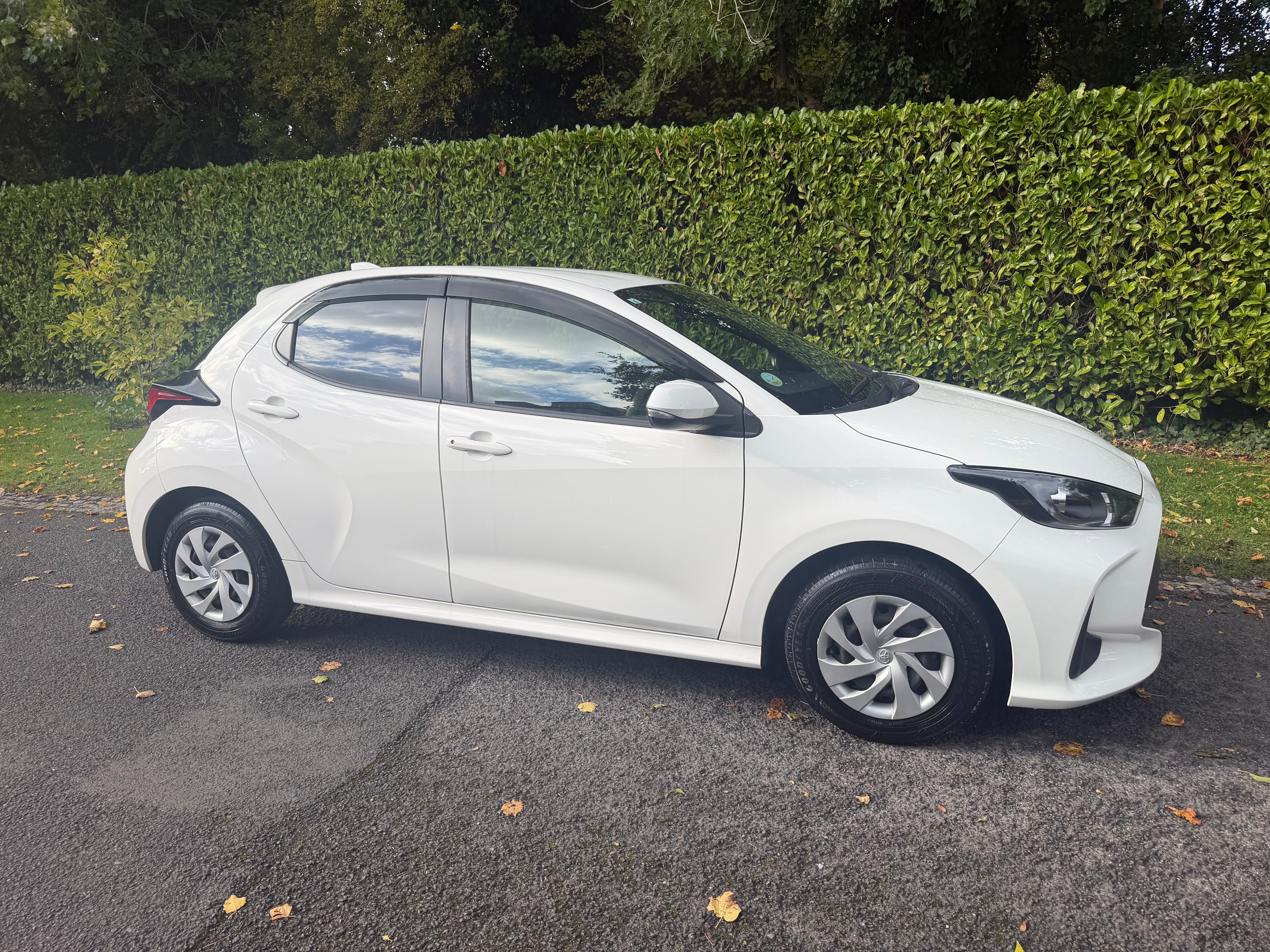 2021 Toyota Yaris 1.5 Hybrid X Automatic – White – Grade 4 – €12,950