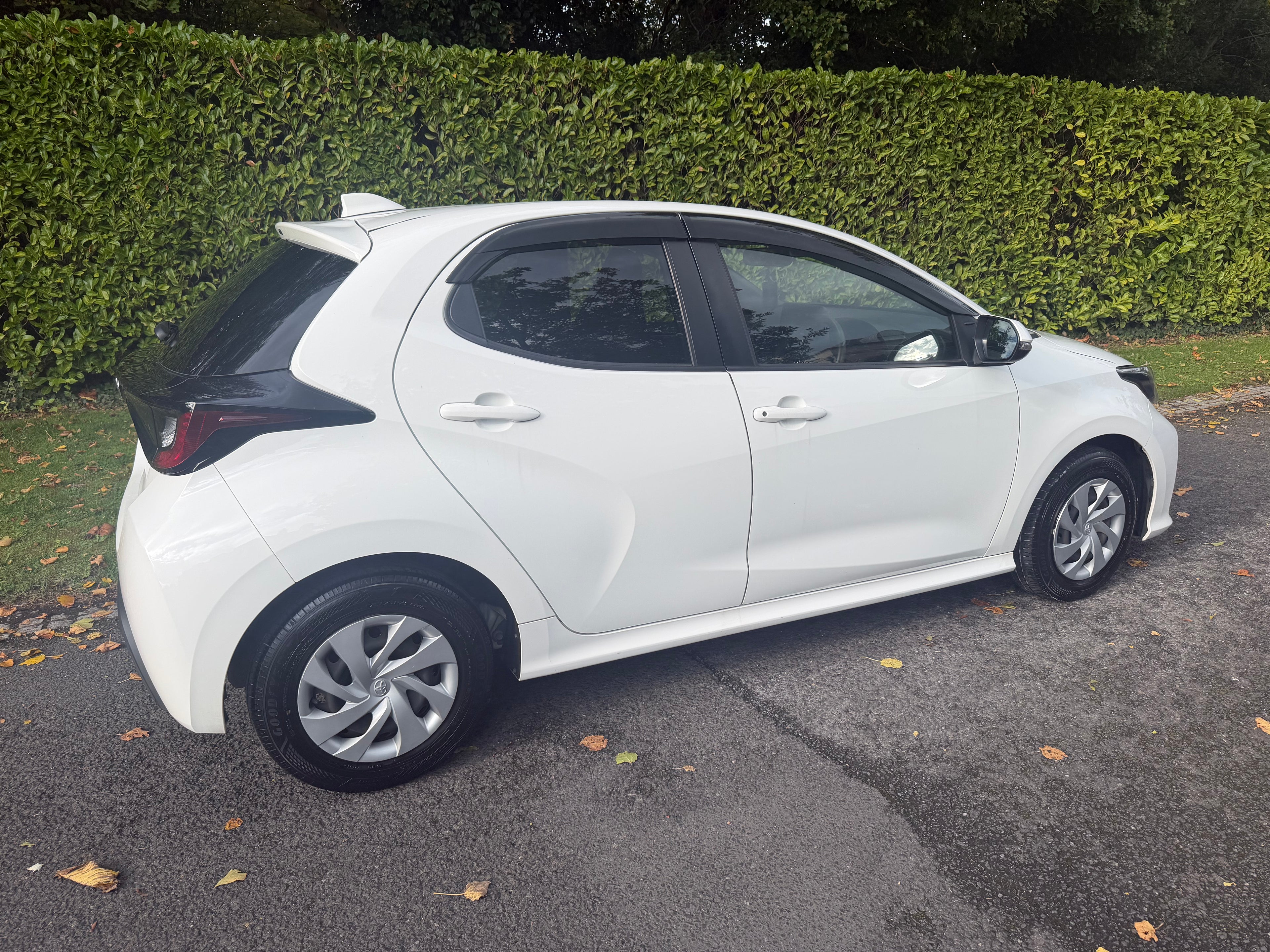 2021 Toyota Yaris 1.5 Hybrid X Automatic – White – Grade 4 – €12,950
