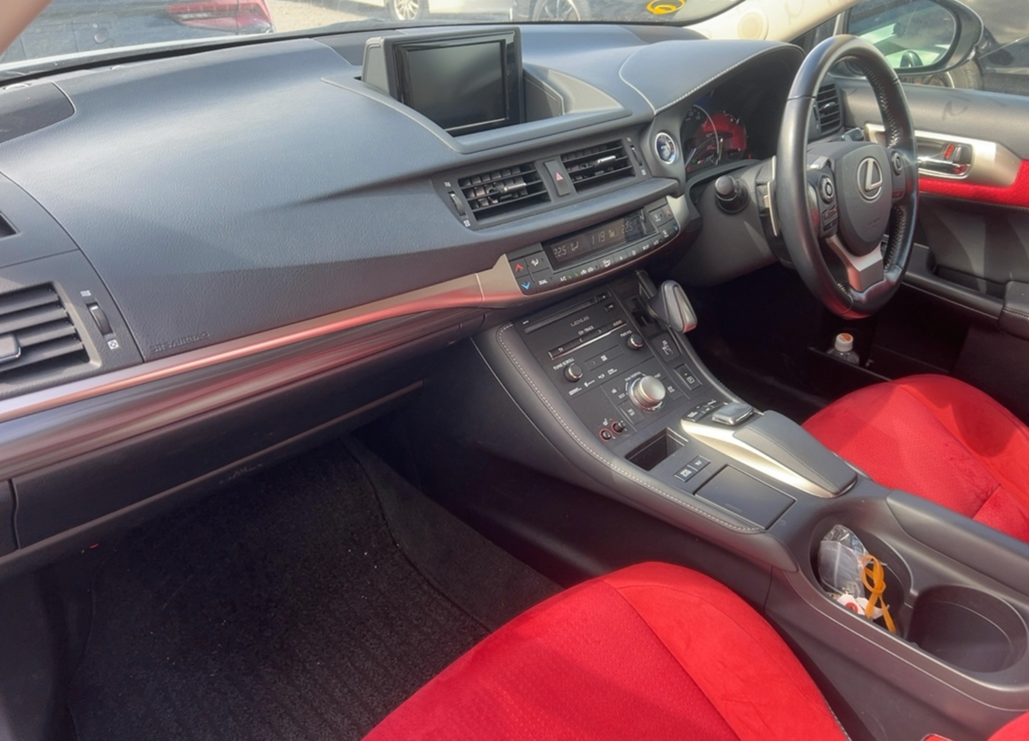 2015 Lexus CT200h Version C – Silver with Red Interior – €14,950