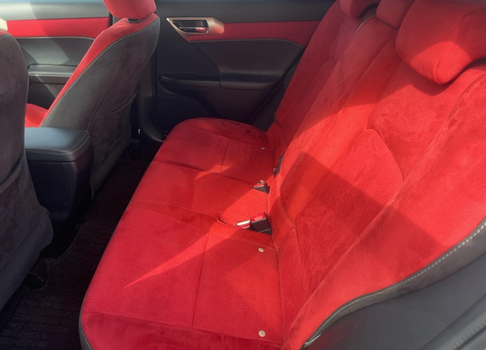 2015 Lexus CT200h Version C – Silver with Red Interior – €14,950