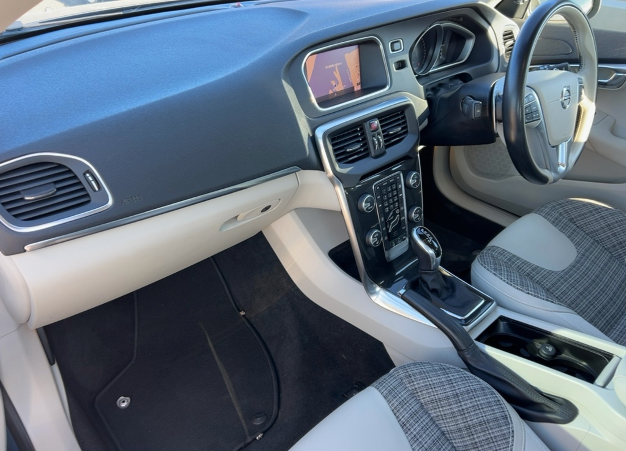 2018 Volvo V40 D4 Momentum 97,000kms – €13,950
